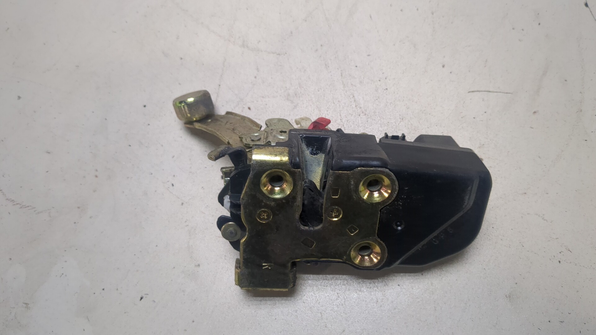 Замок двери передней правой