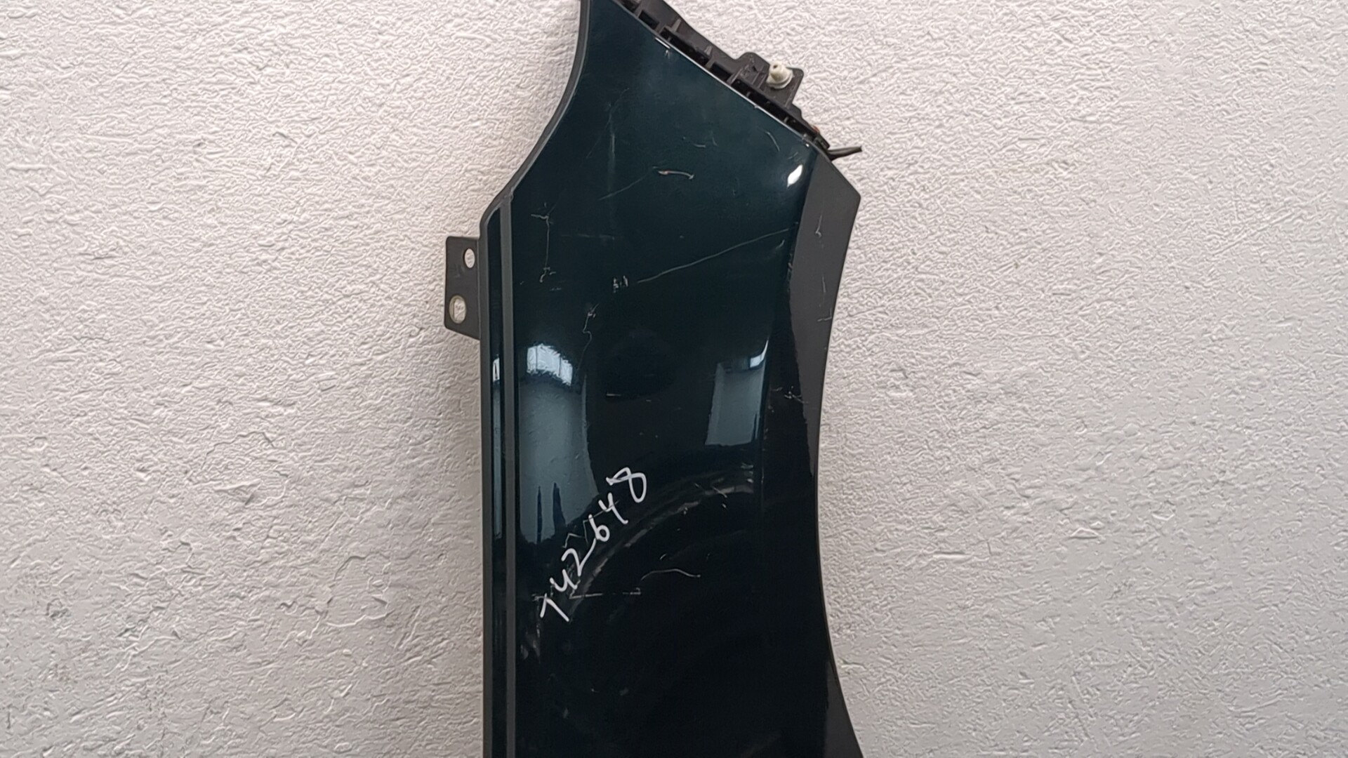 Крыло переднее правое