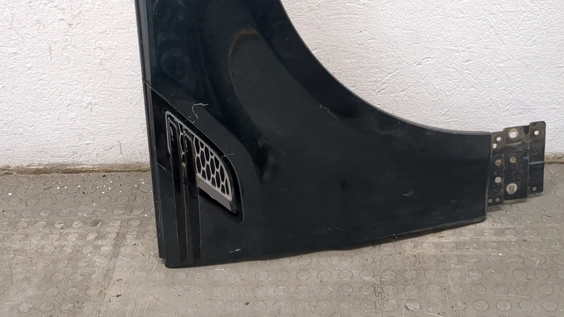 Крыло переднее правое