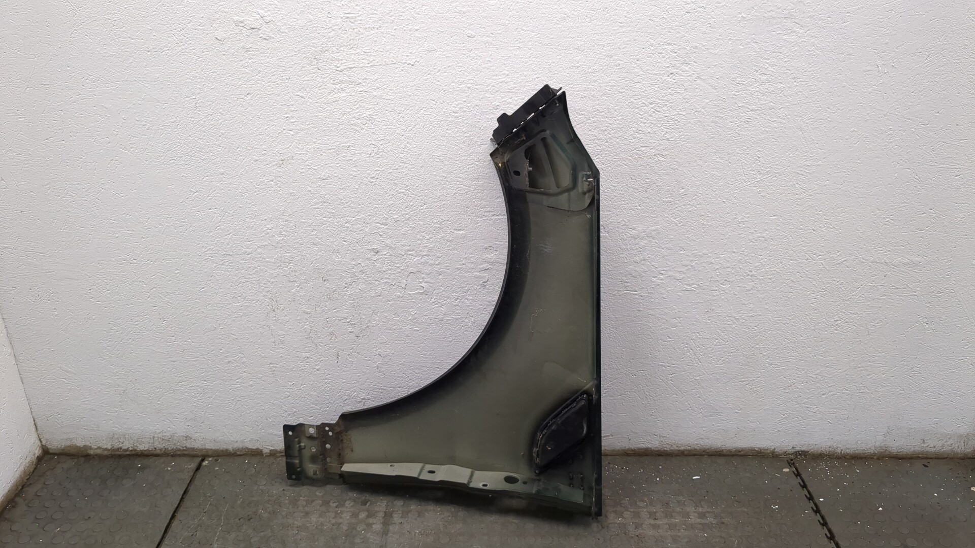 Крыло переднее правое