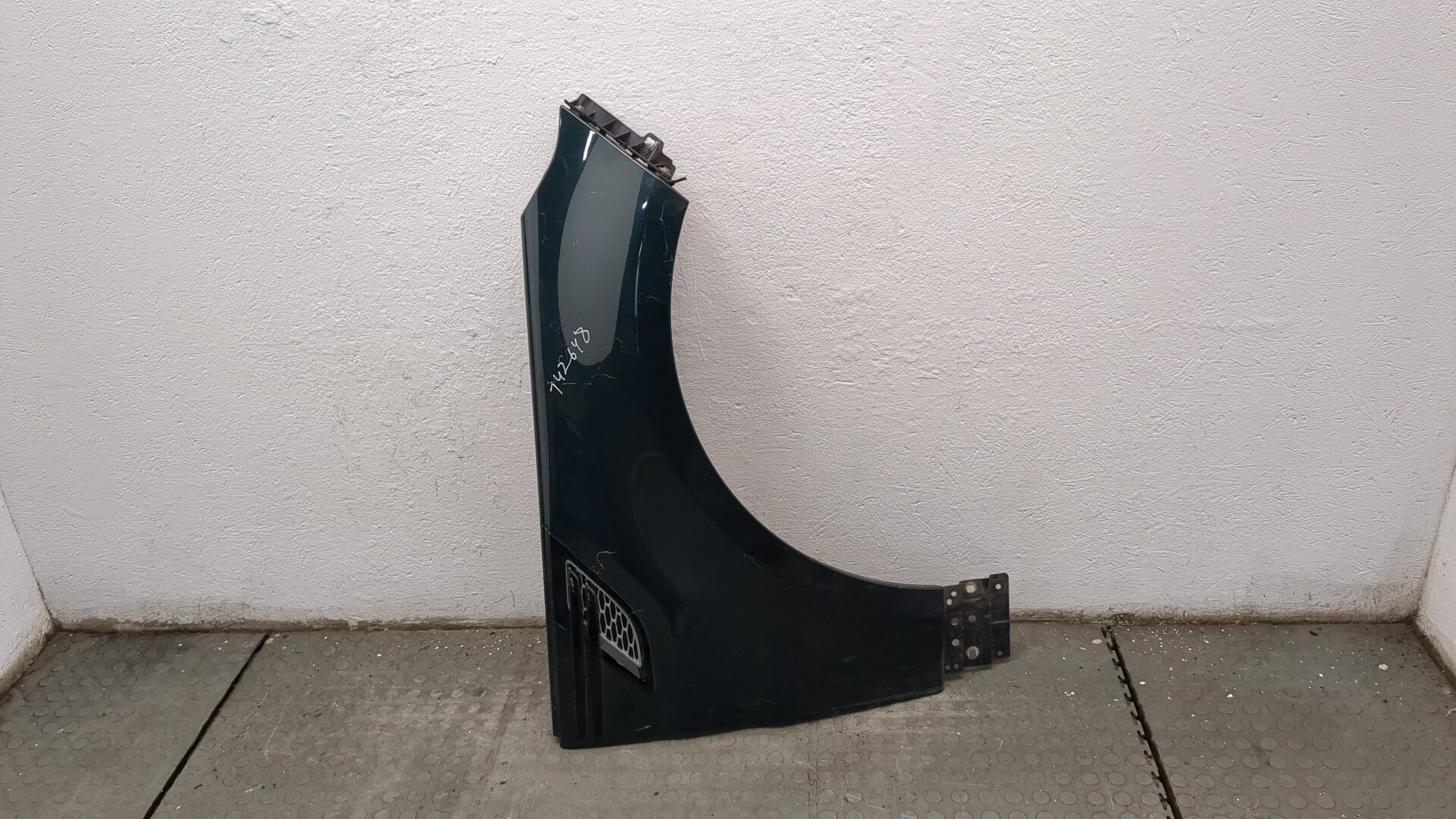 Крыло переднее правое