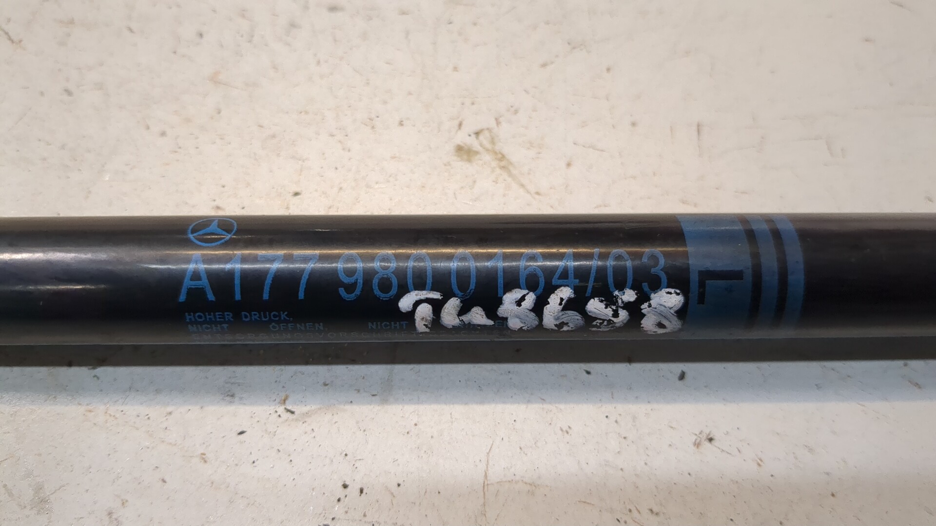 Амортизатор крышки багажника