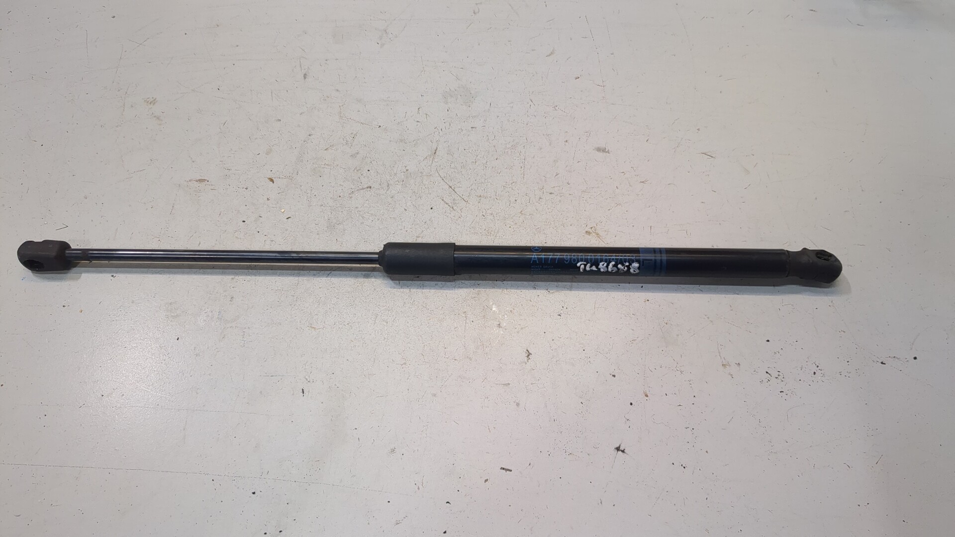 Амортизатор крышки багажника