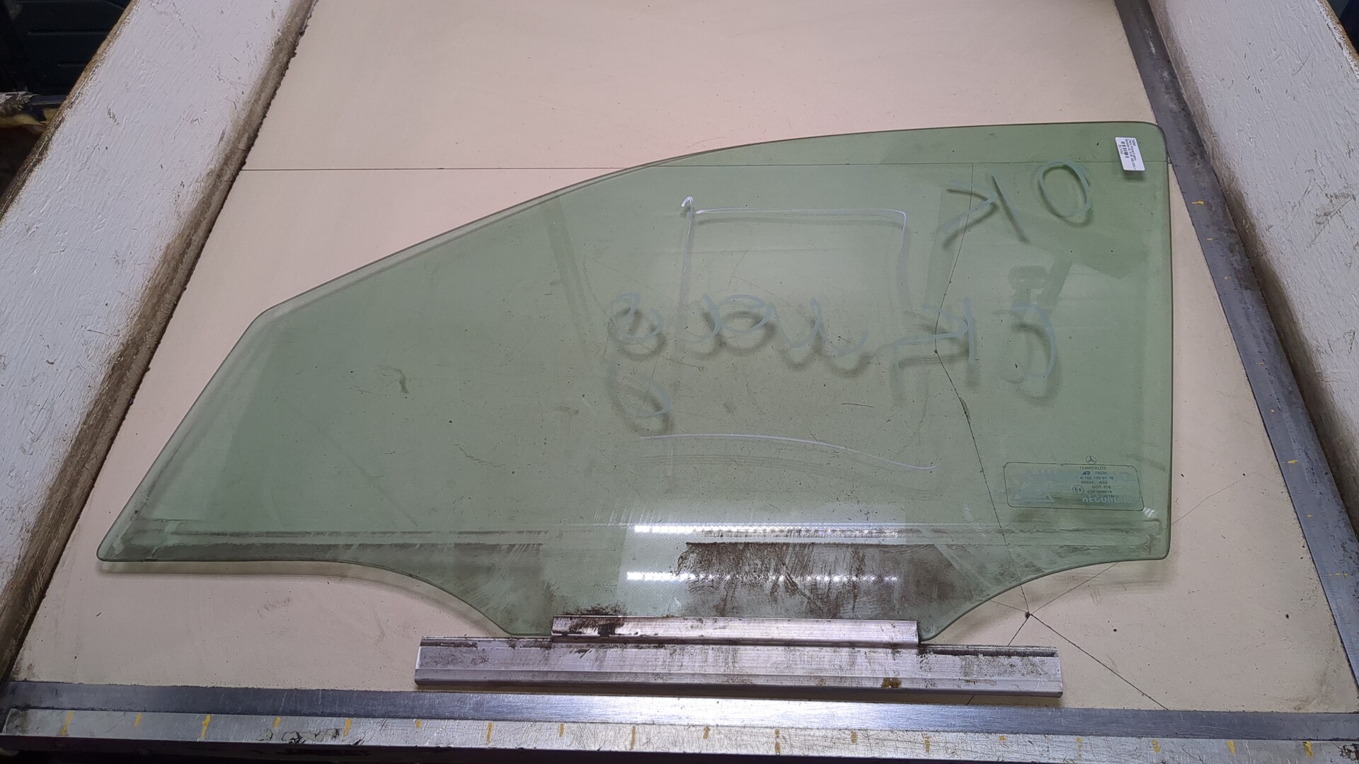 Стекло двери передней левой