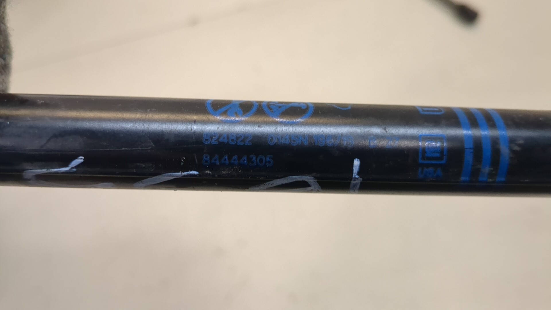 Амортизатор крышки багажника