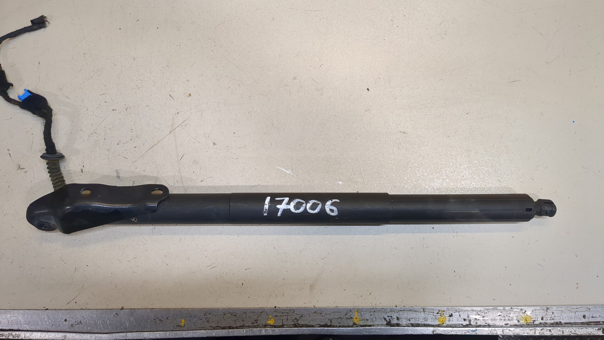 Амортизатор крышки багажника