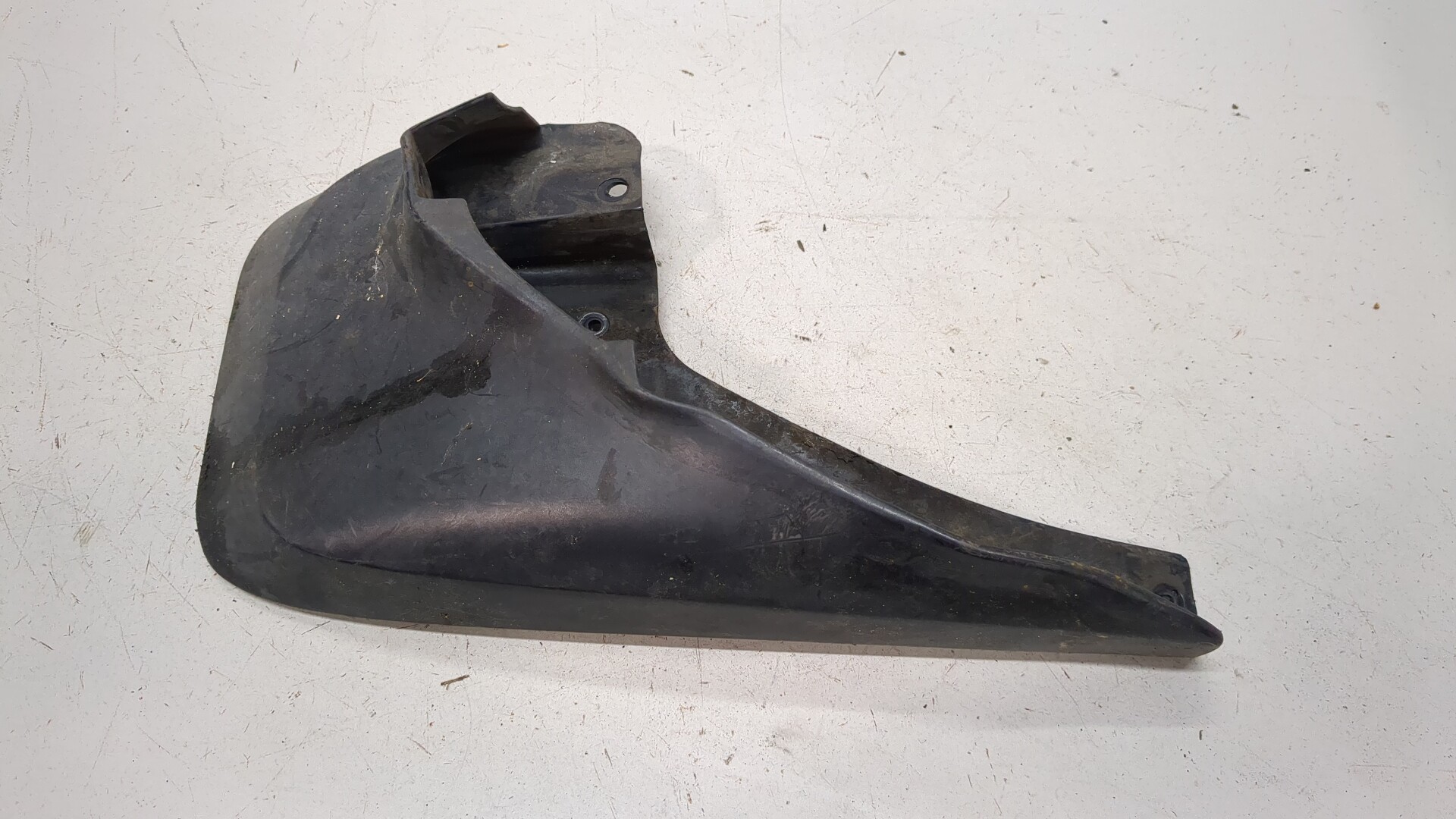 Брызговик передний правый