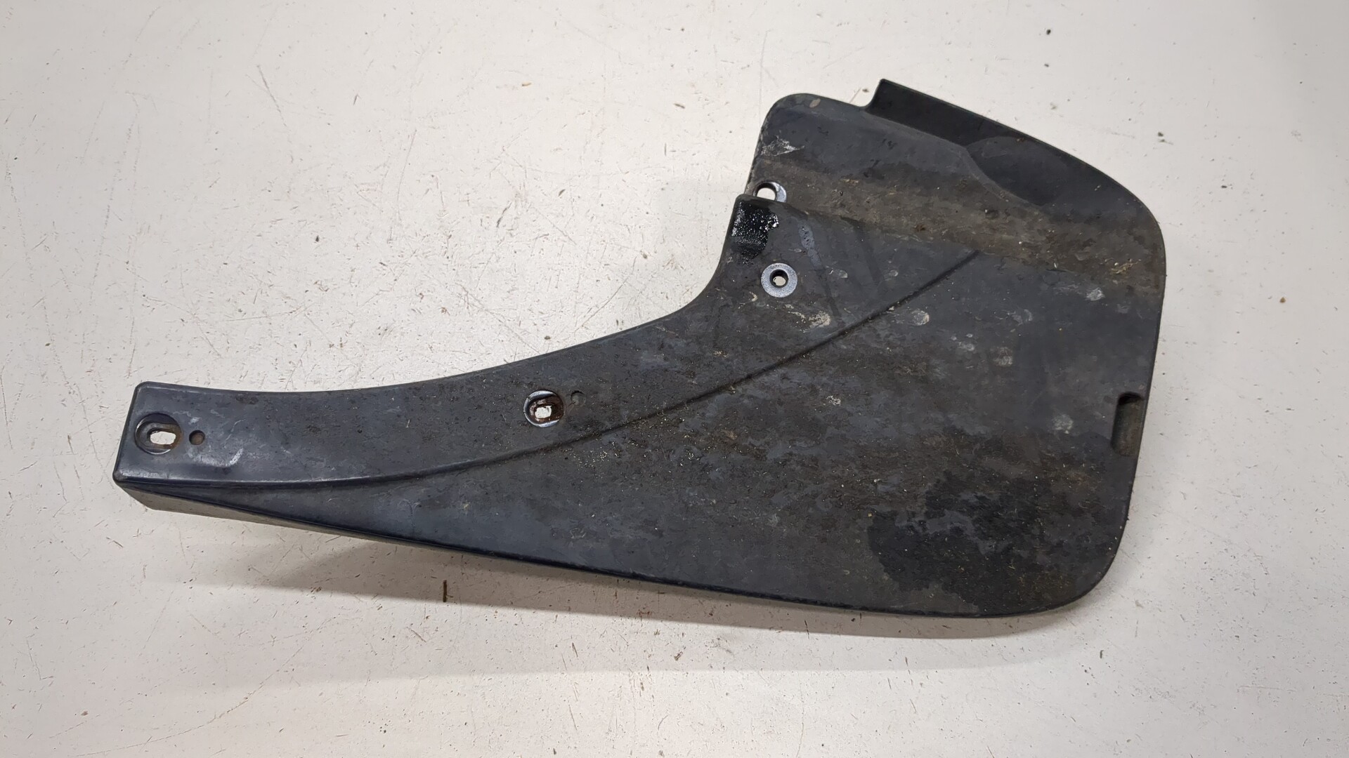 Брызговик передний правый