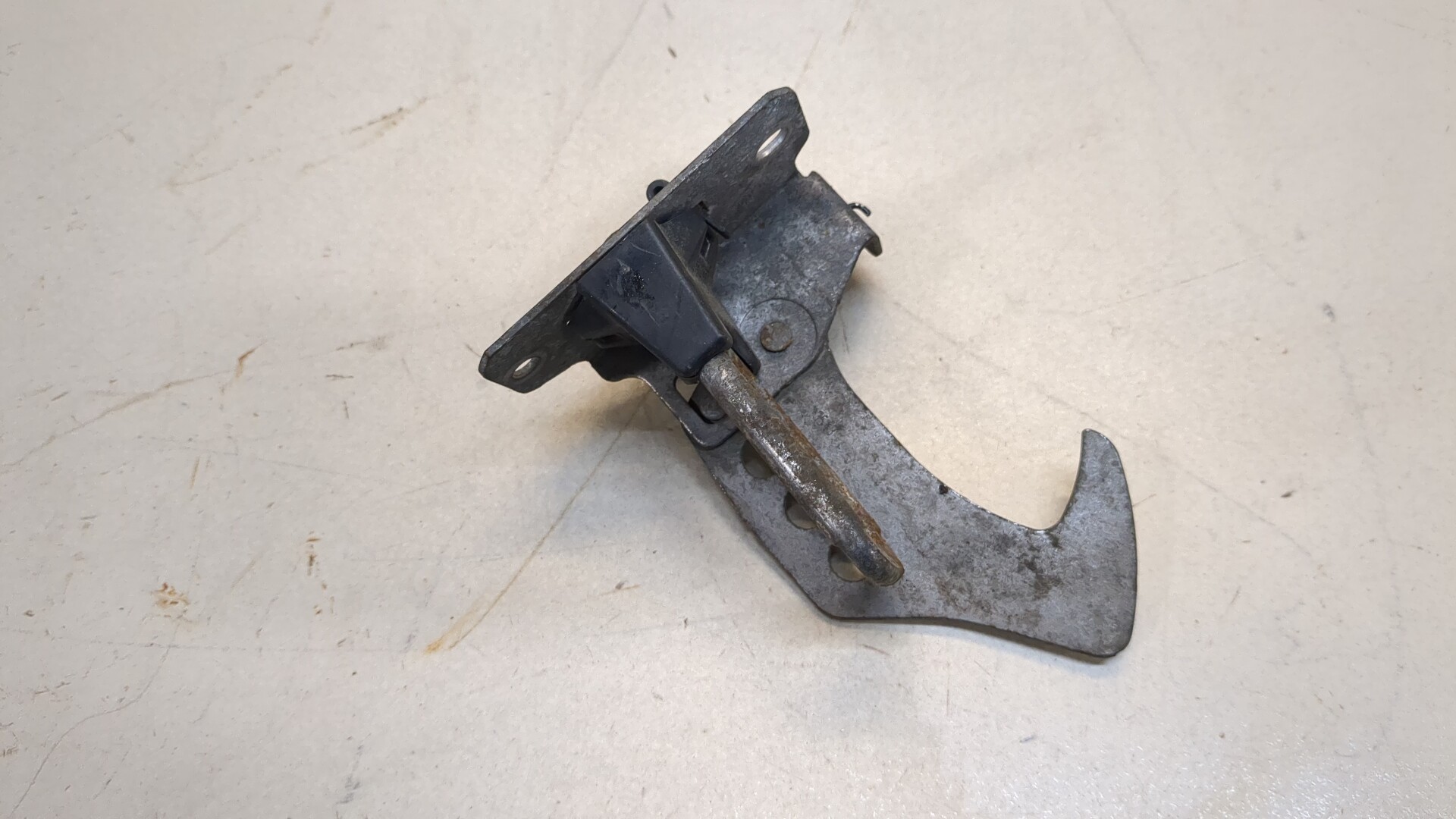 Замок капота