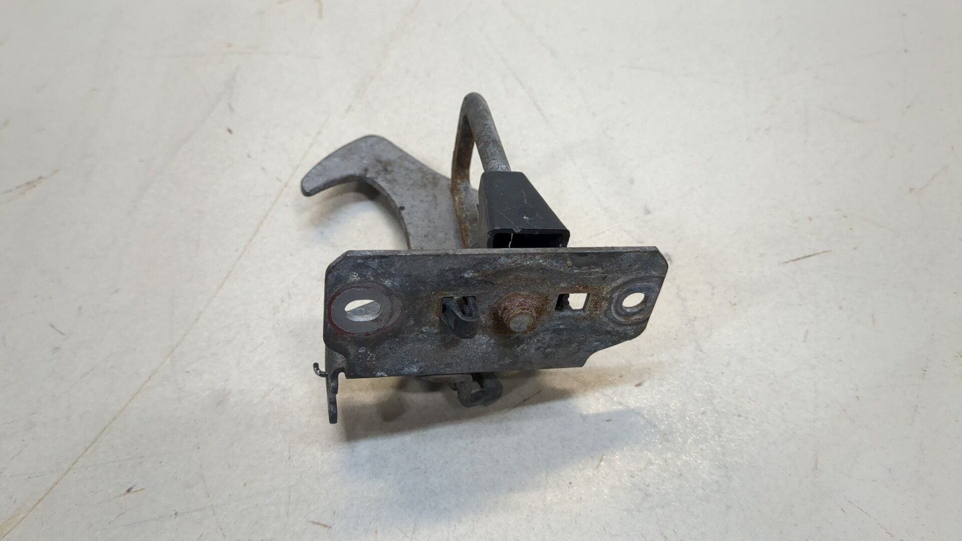 Замок капота