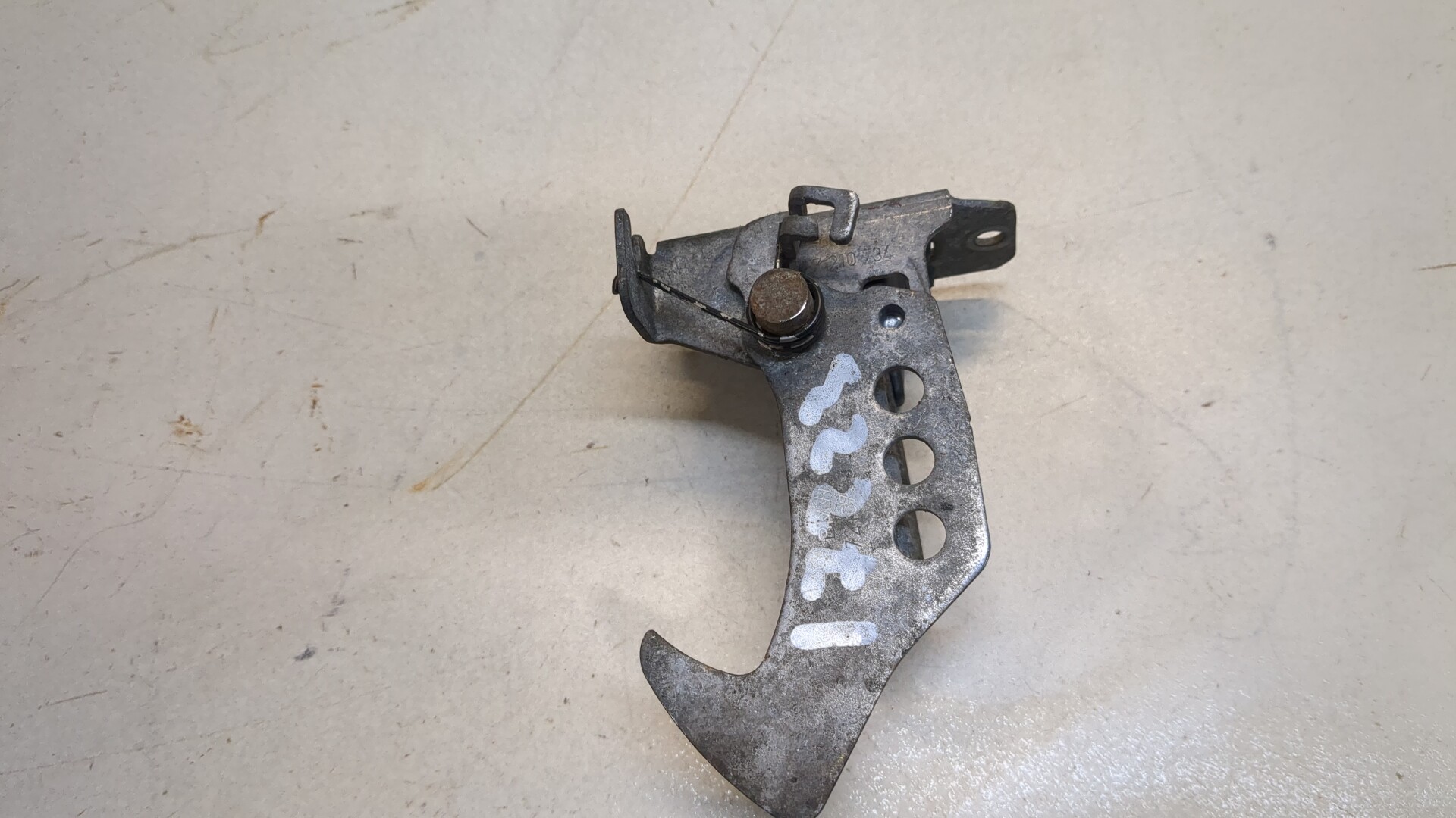 Замок капота