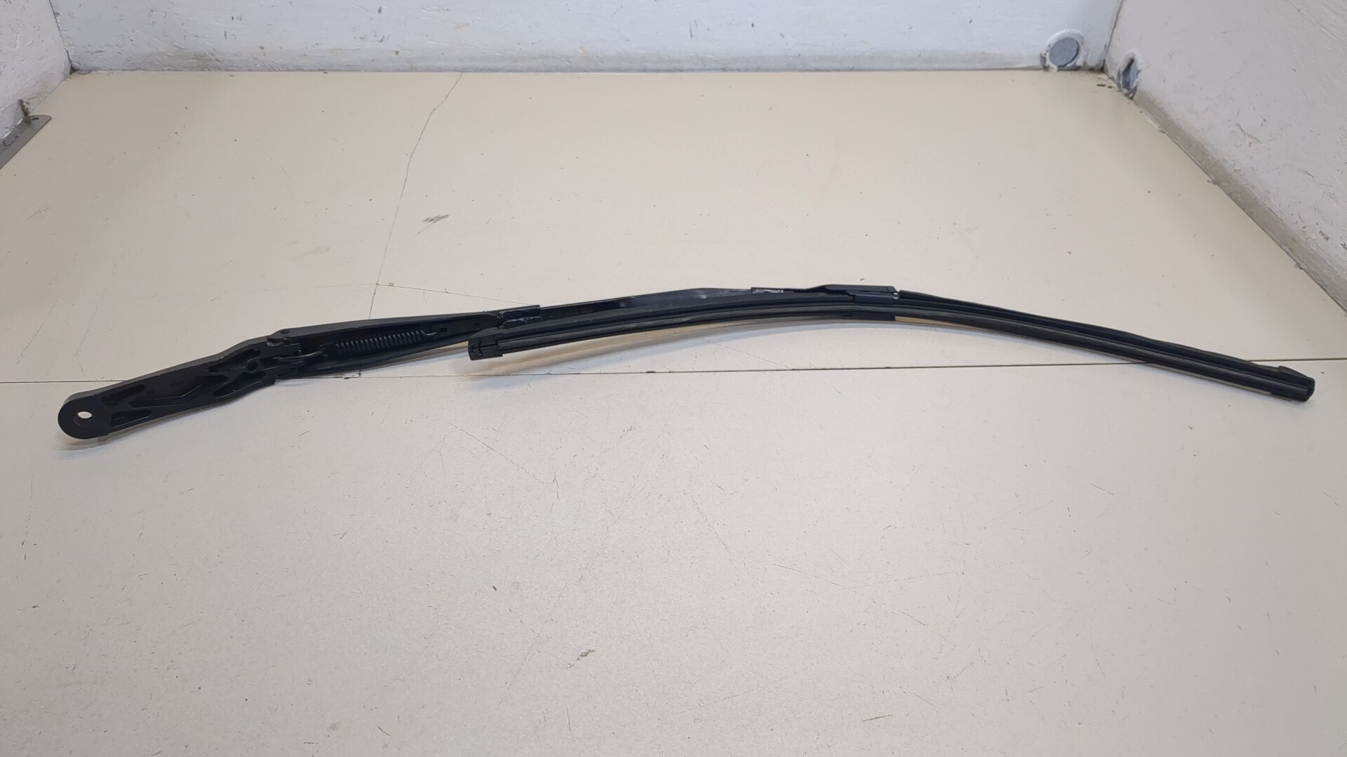 Поводок стеклоочистителя передний левый