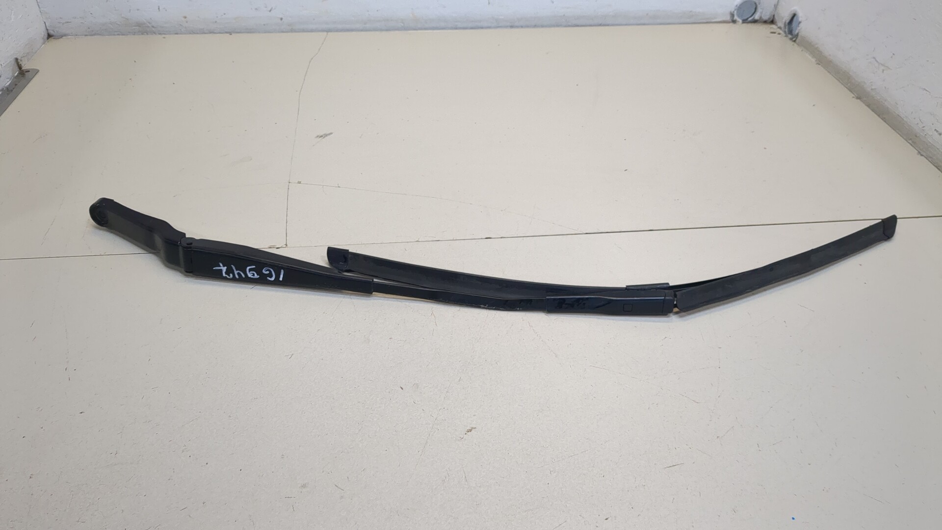 Поводок стеклоочистителя передний левый