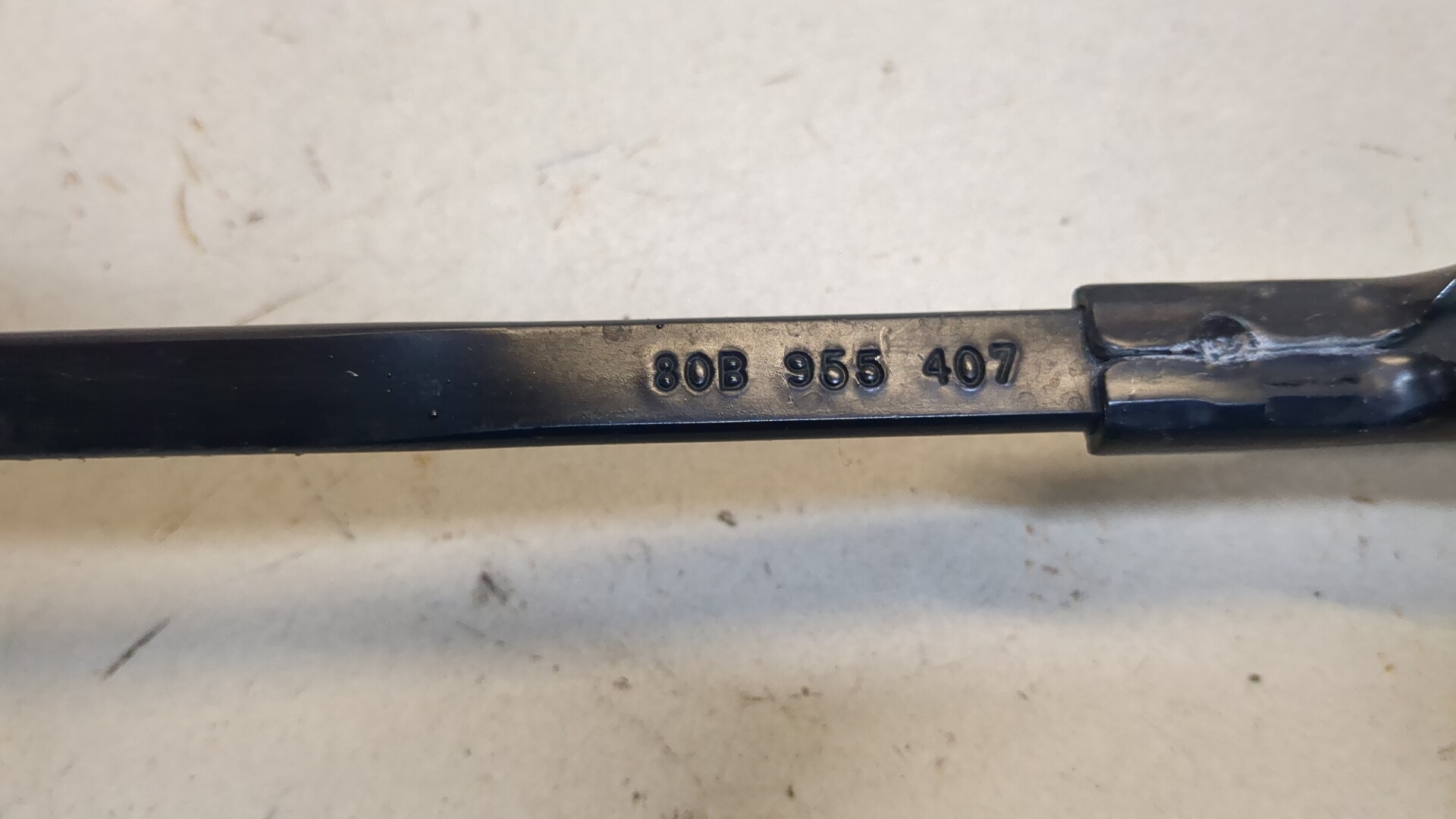 Поводок стеклоочистителя передний левый