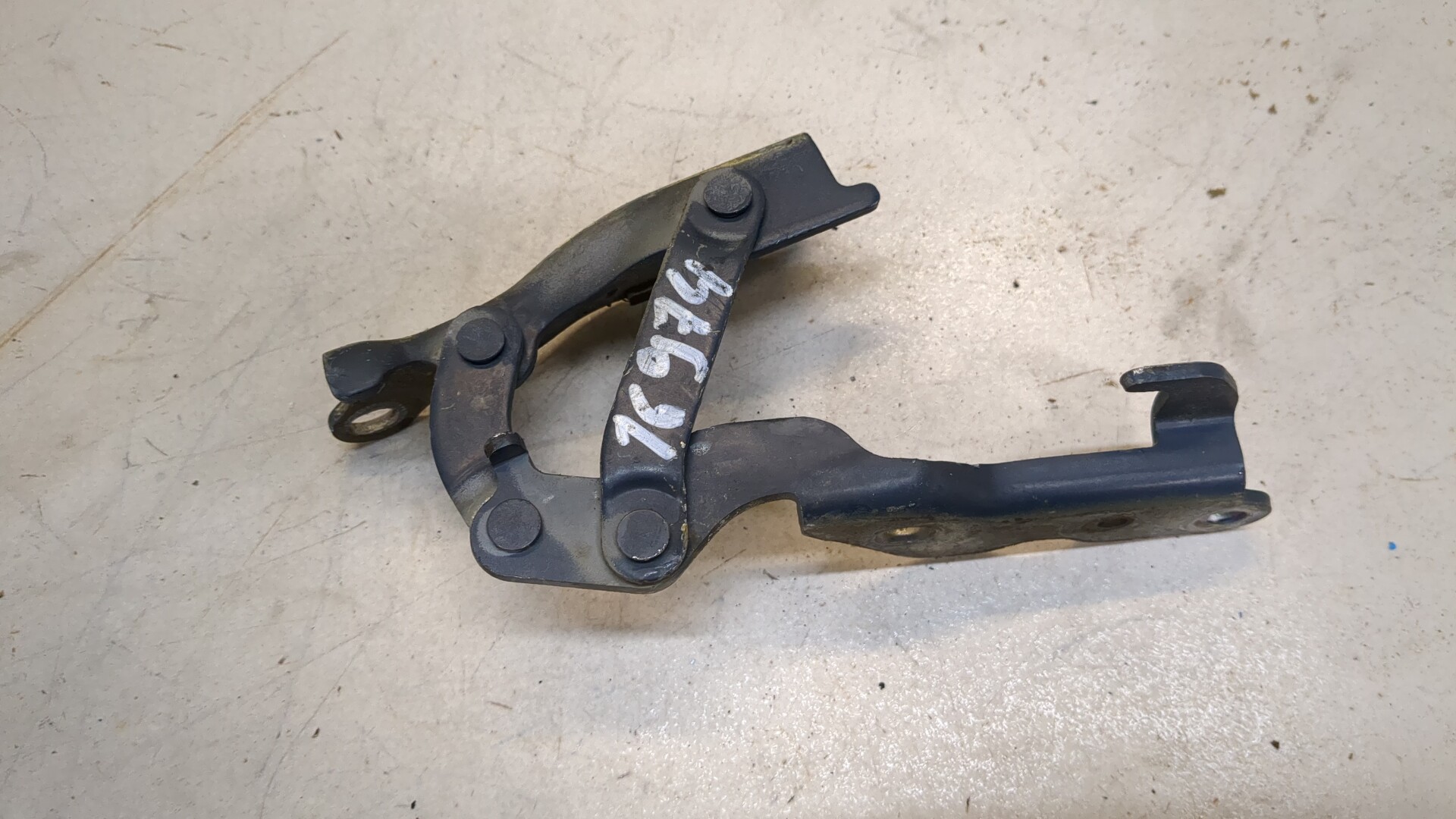 Петля капота левая