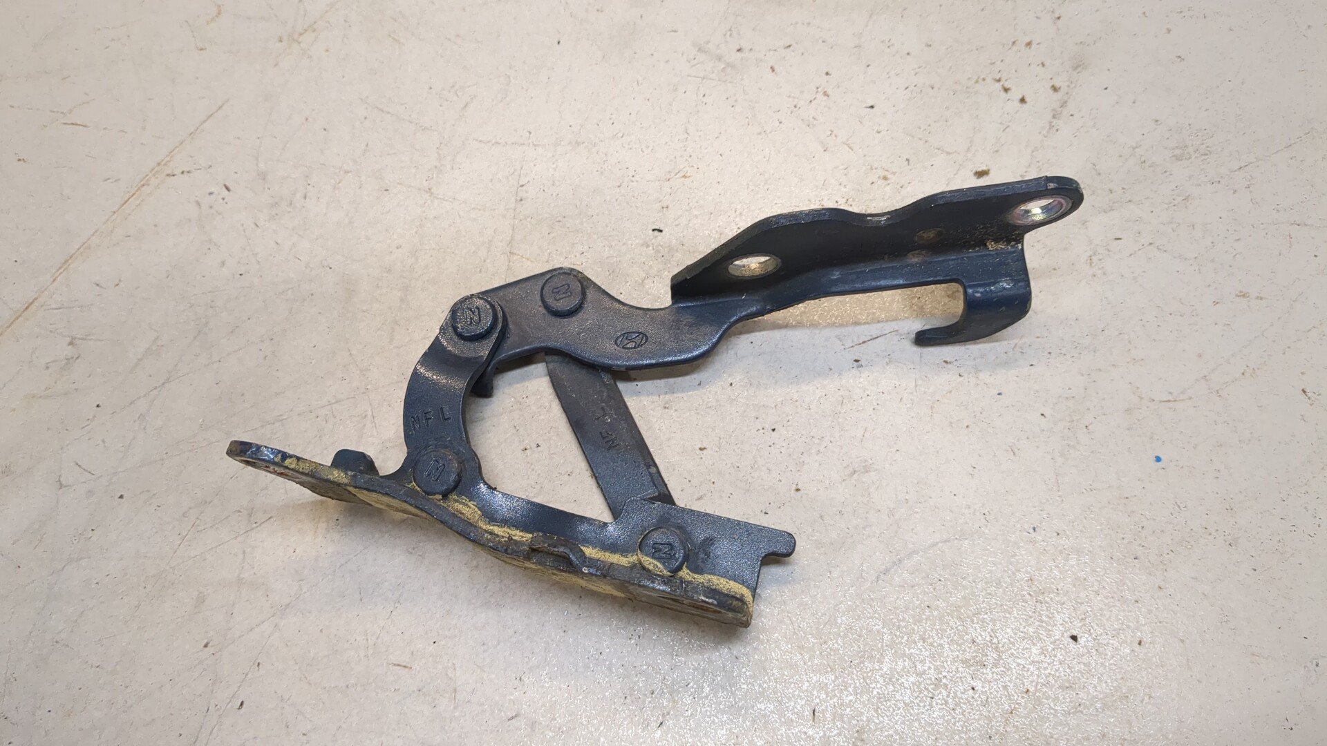 Петля капота левая