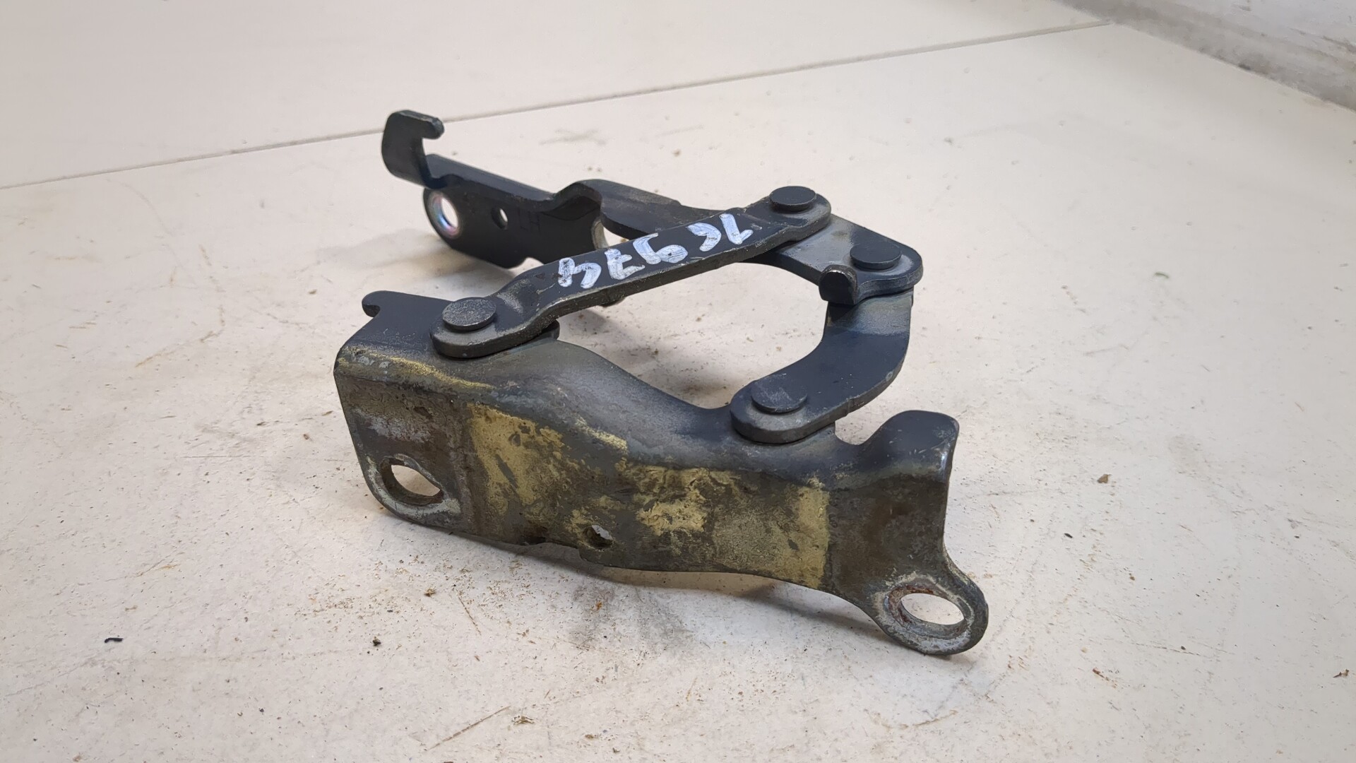 Петля капота левая