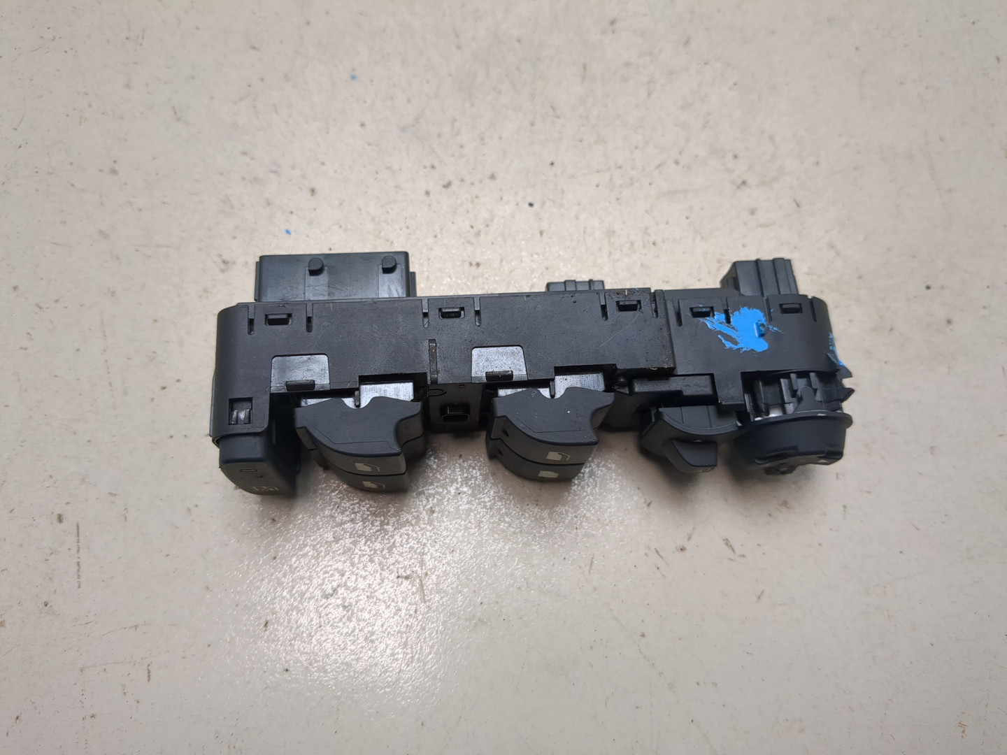 Кнопка стеклоподъемника