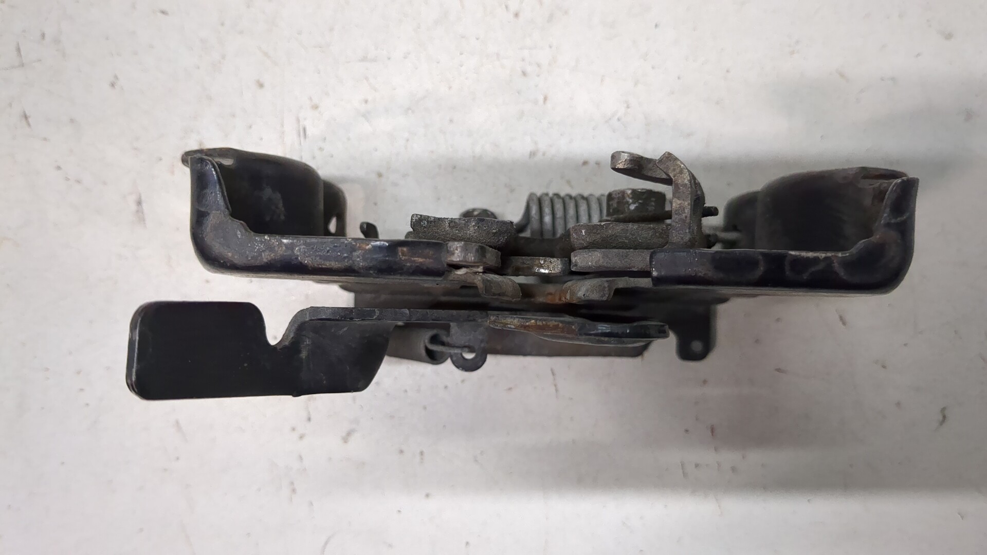 Замок капота