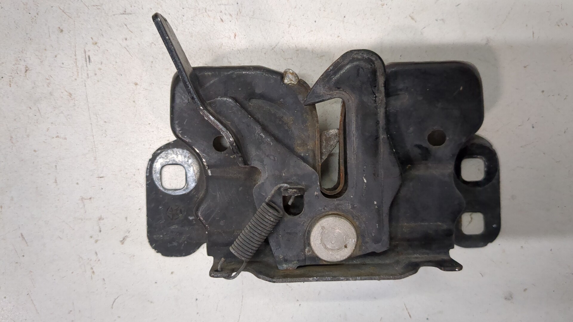 Замок капота