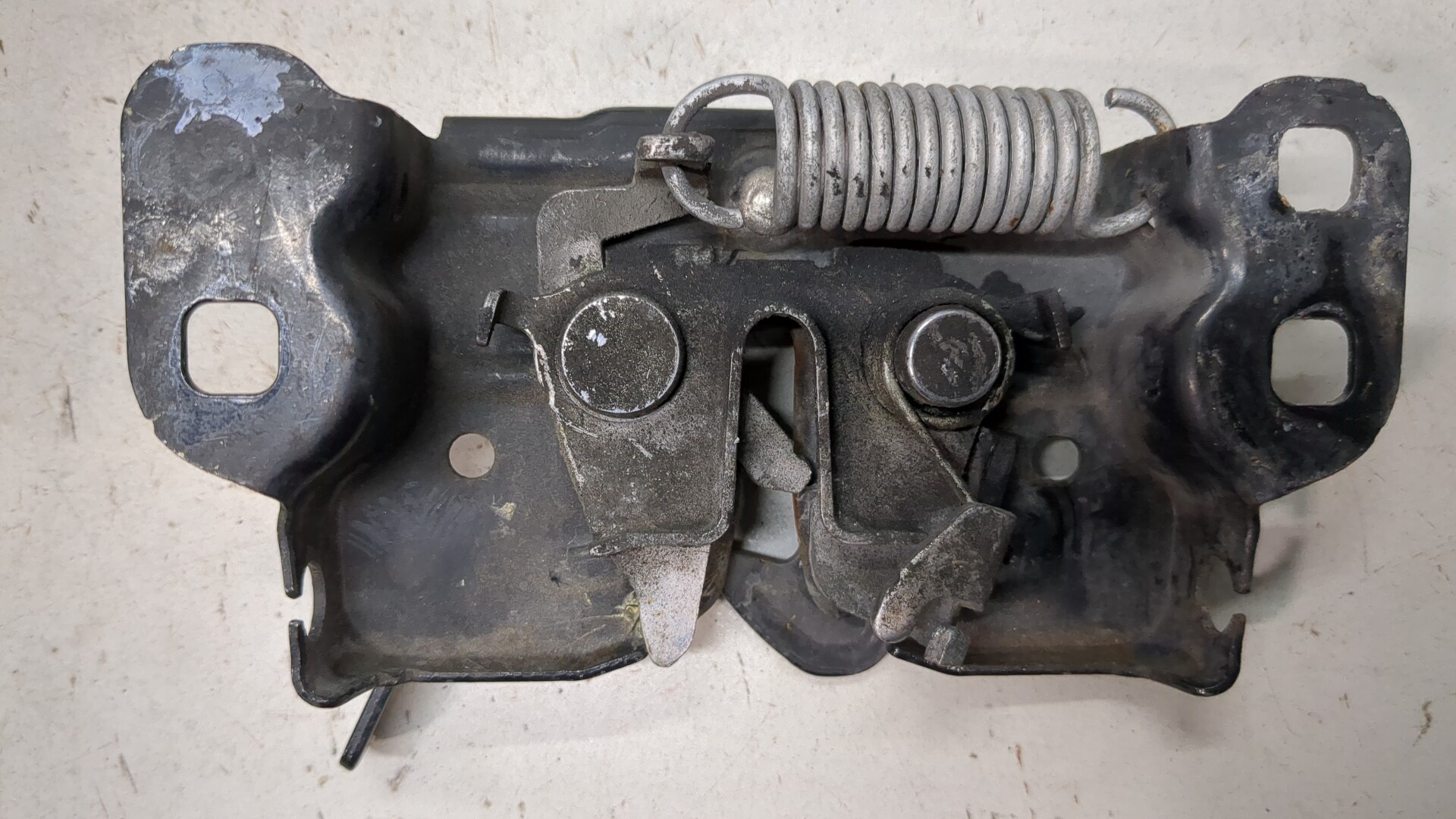 Замок капота