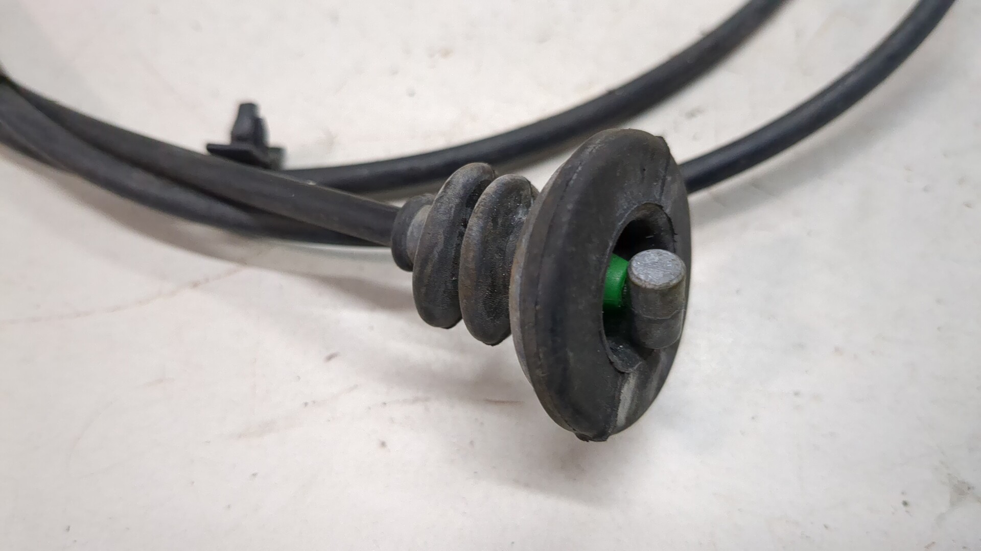 Трос открывания капота