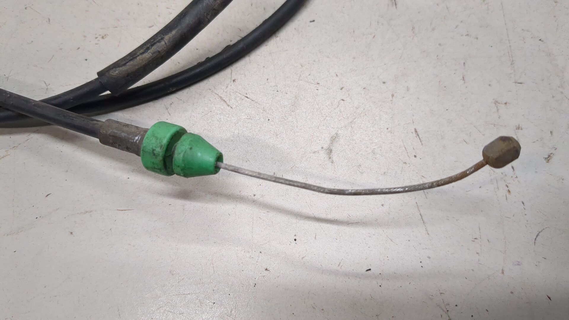 Трос открывания капота