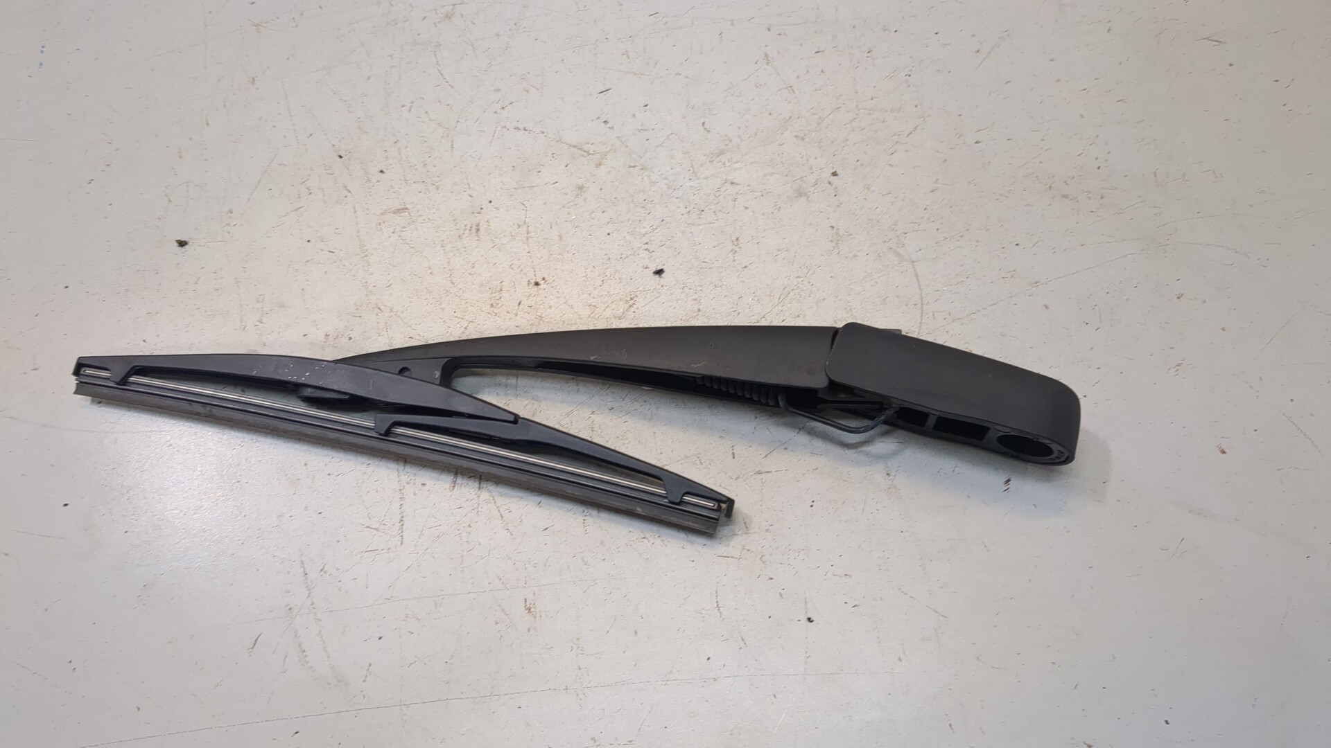 Поводок стеклоочистителя заднего