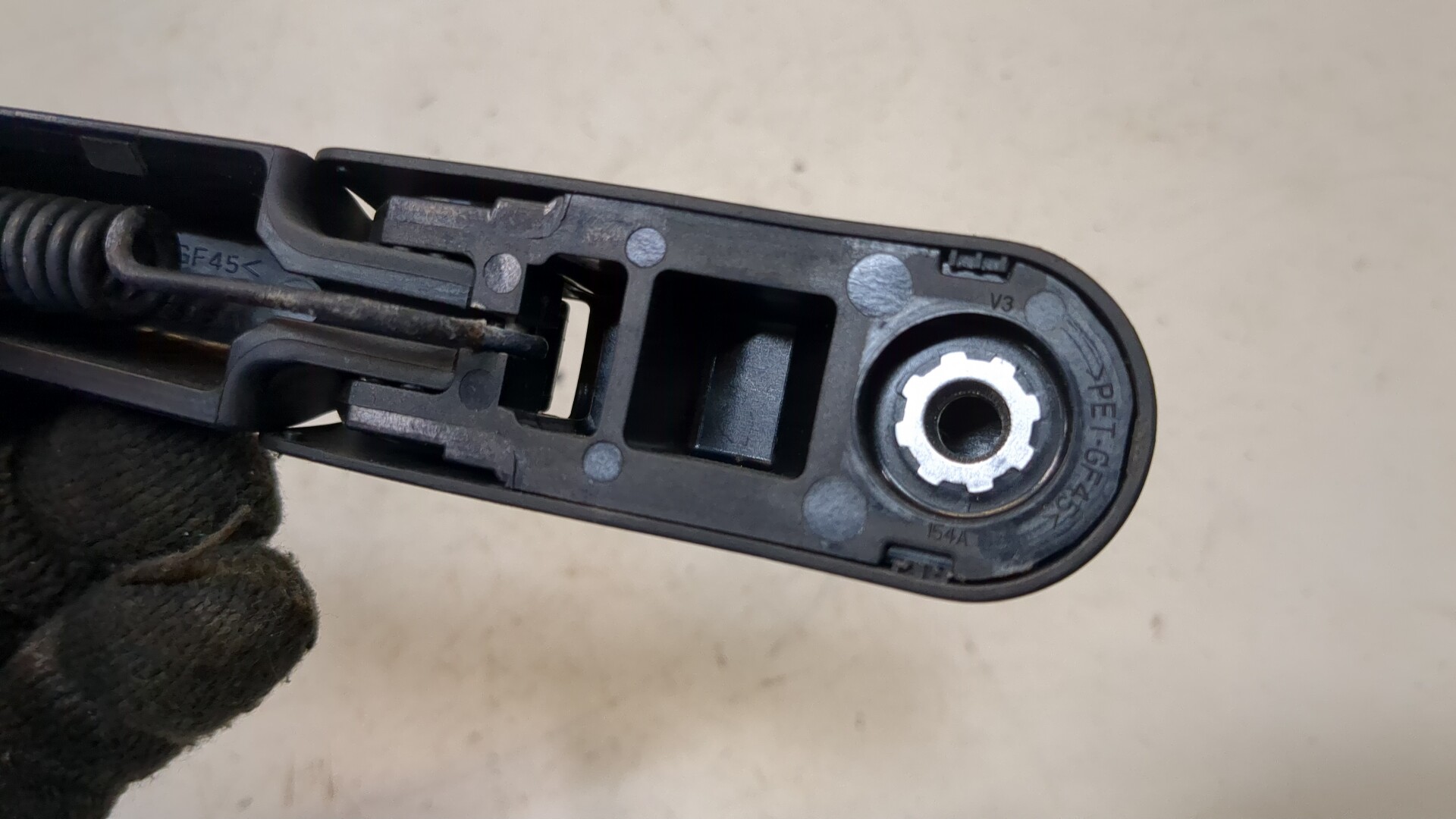 Поводок стеклоочистителя заднего