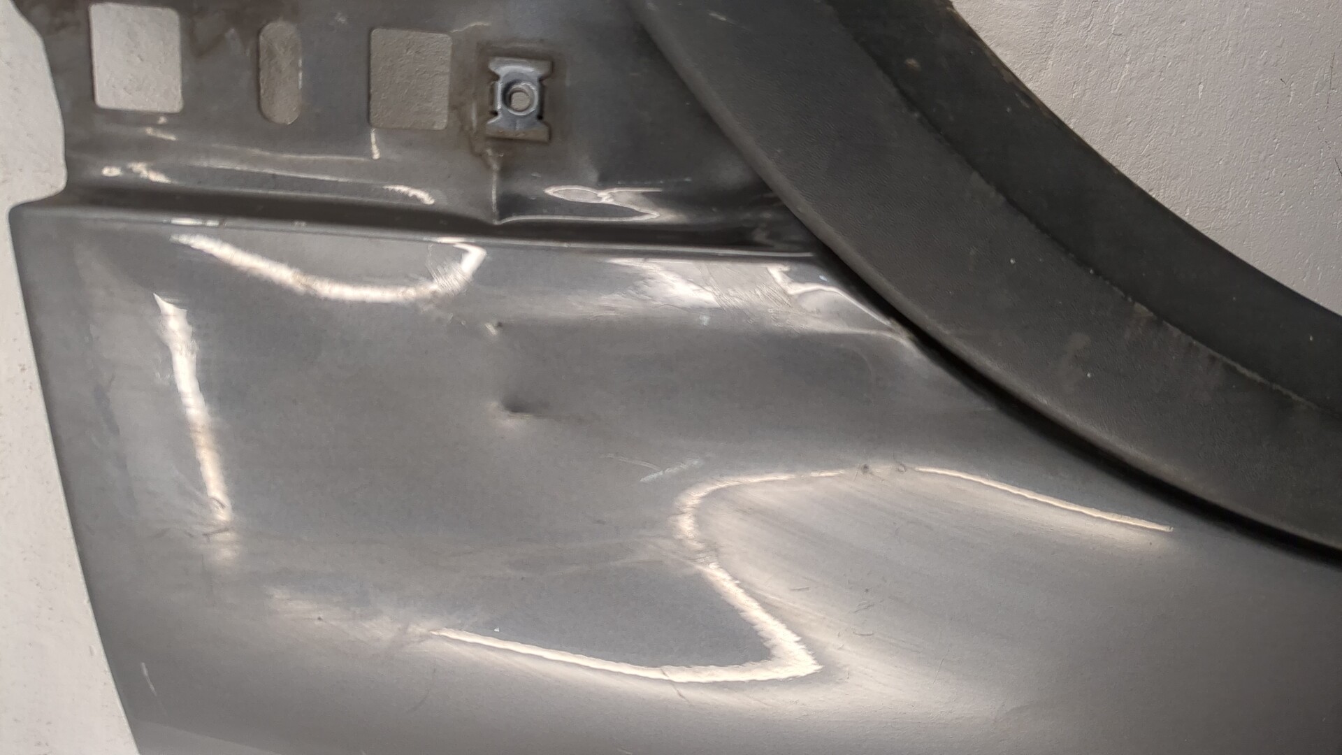 Крыло переднее правое