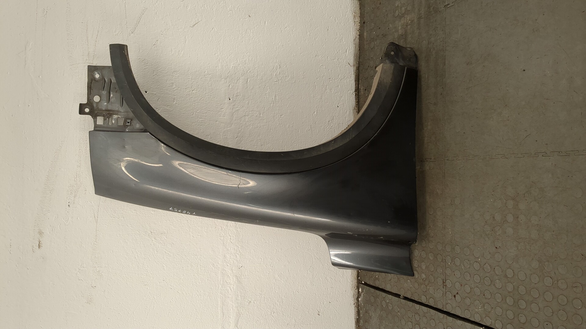 Крыло переднее правое