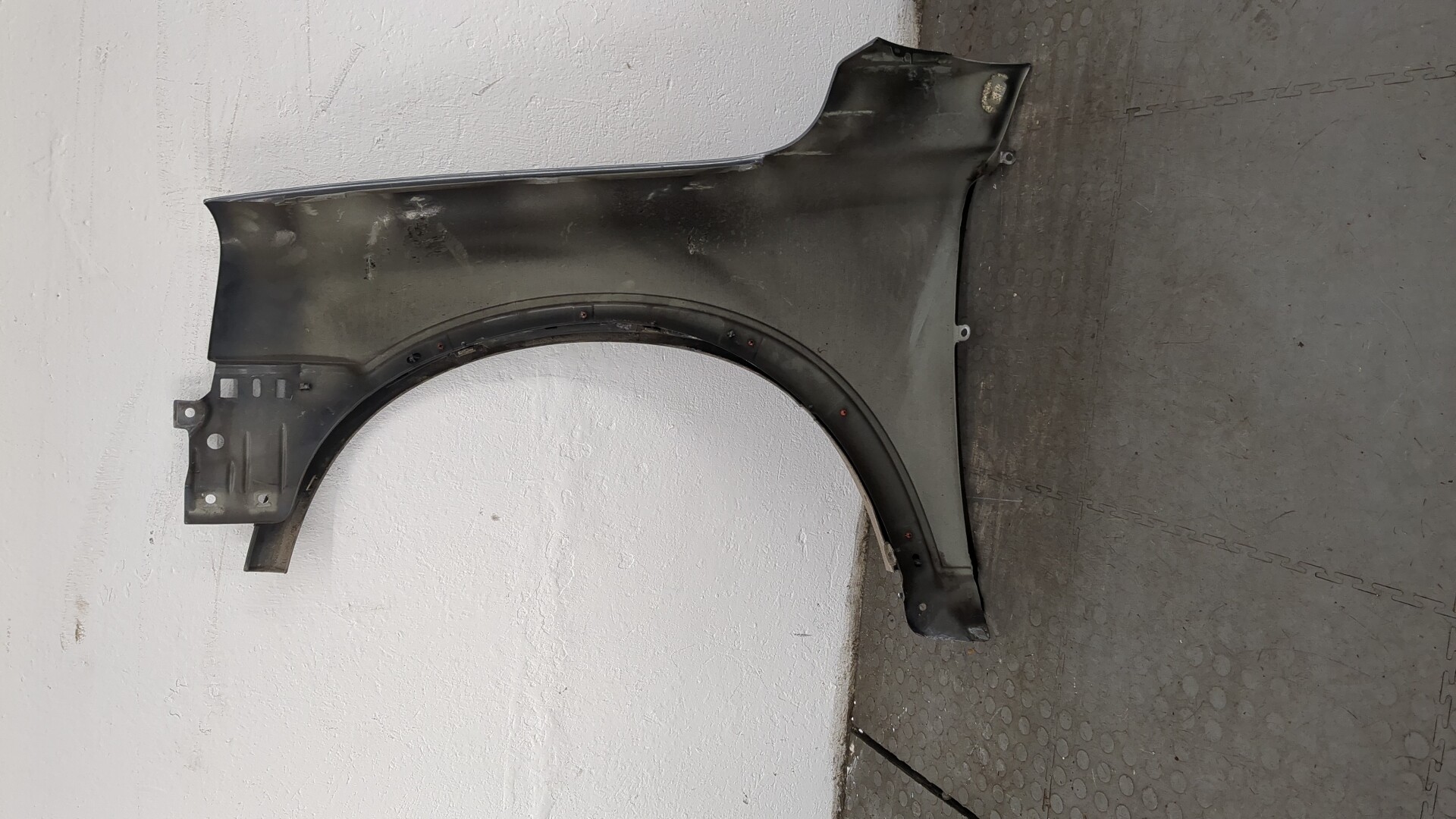 Крыло переднее правое