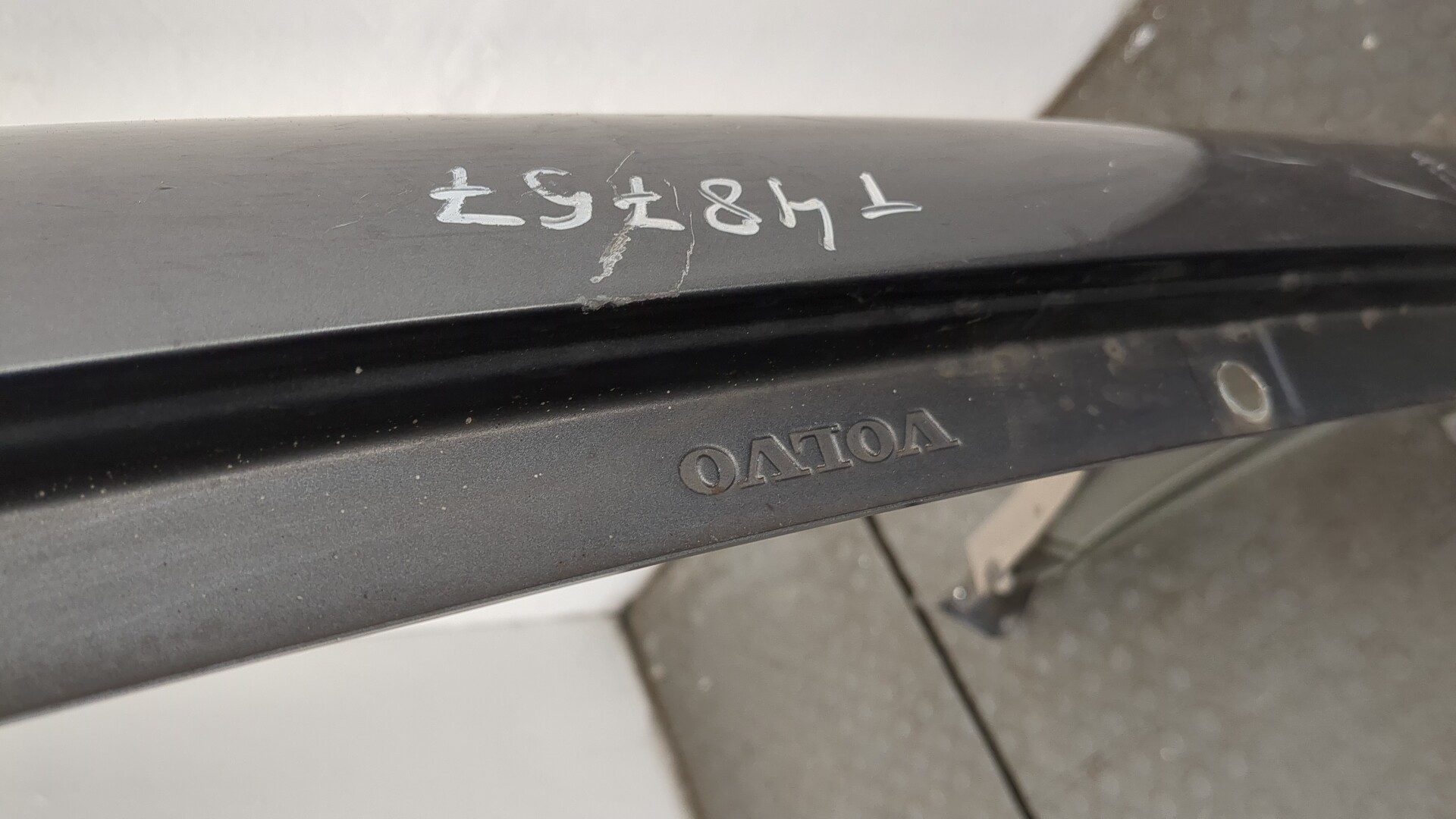 Крыло переднее правое