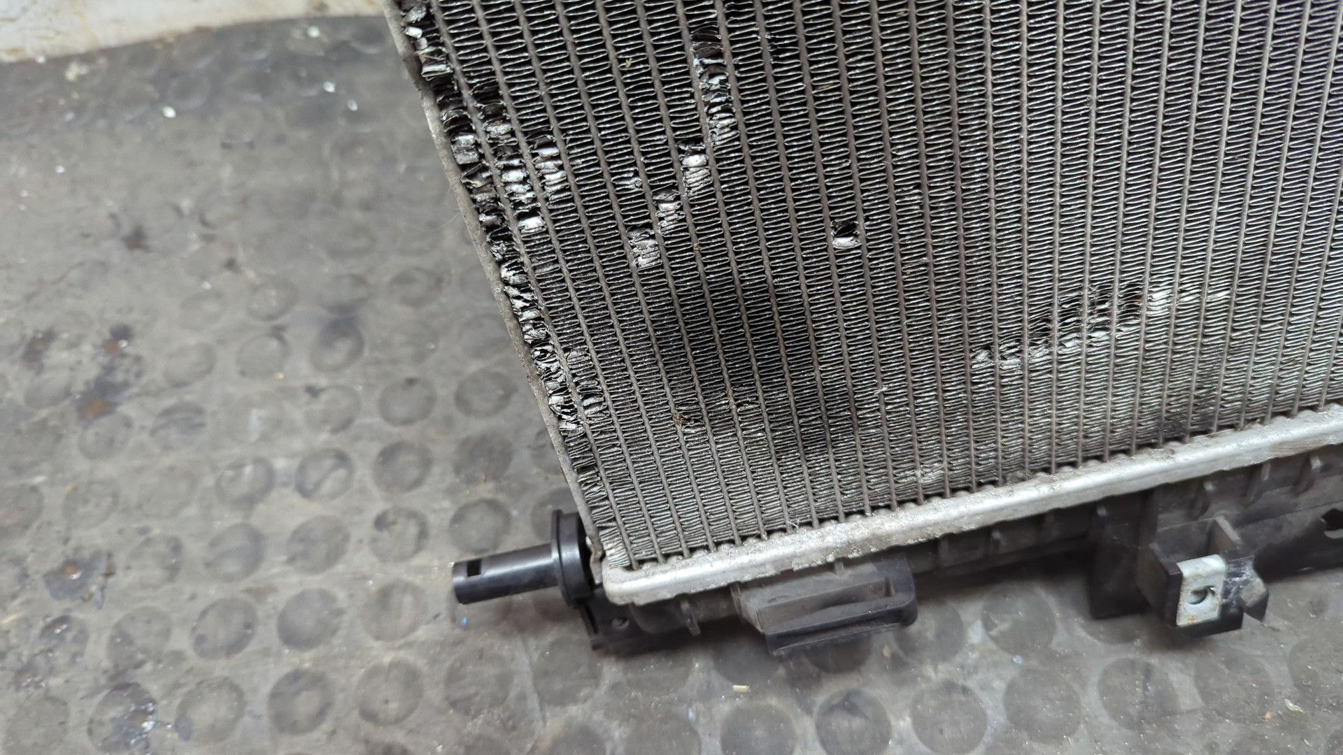 Радиатор охлаждения двигателя основной