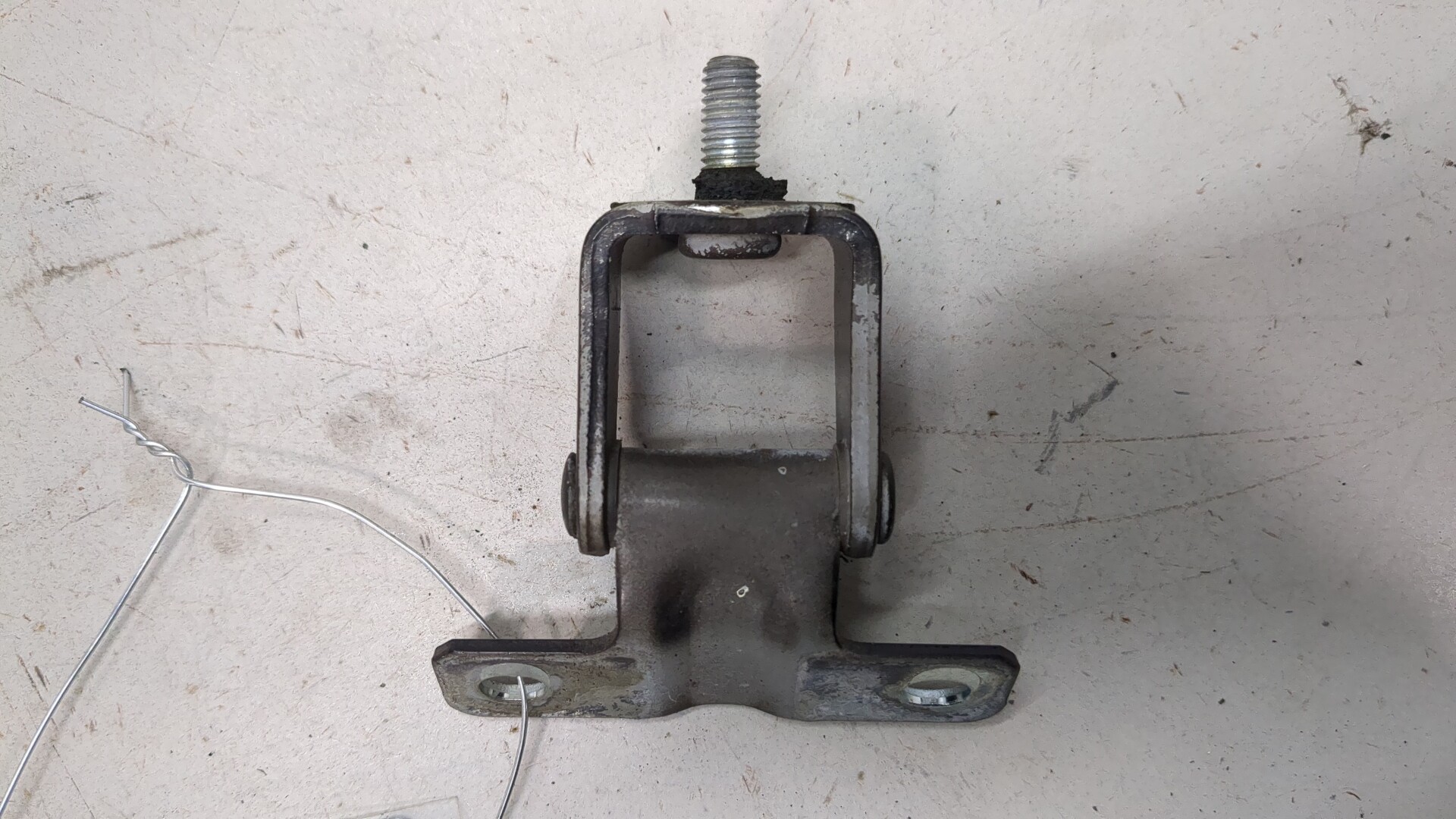 Петля крышки багажника