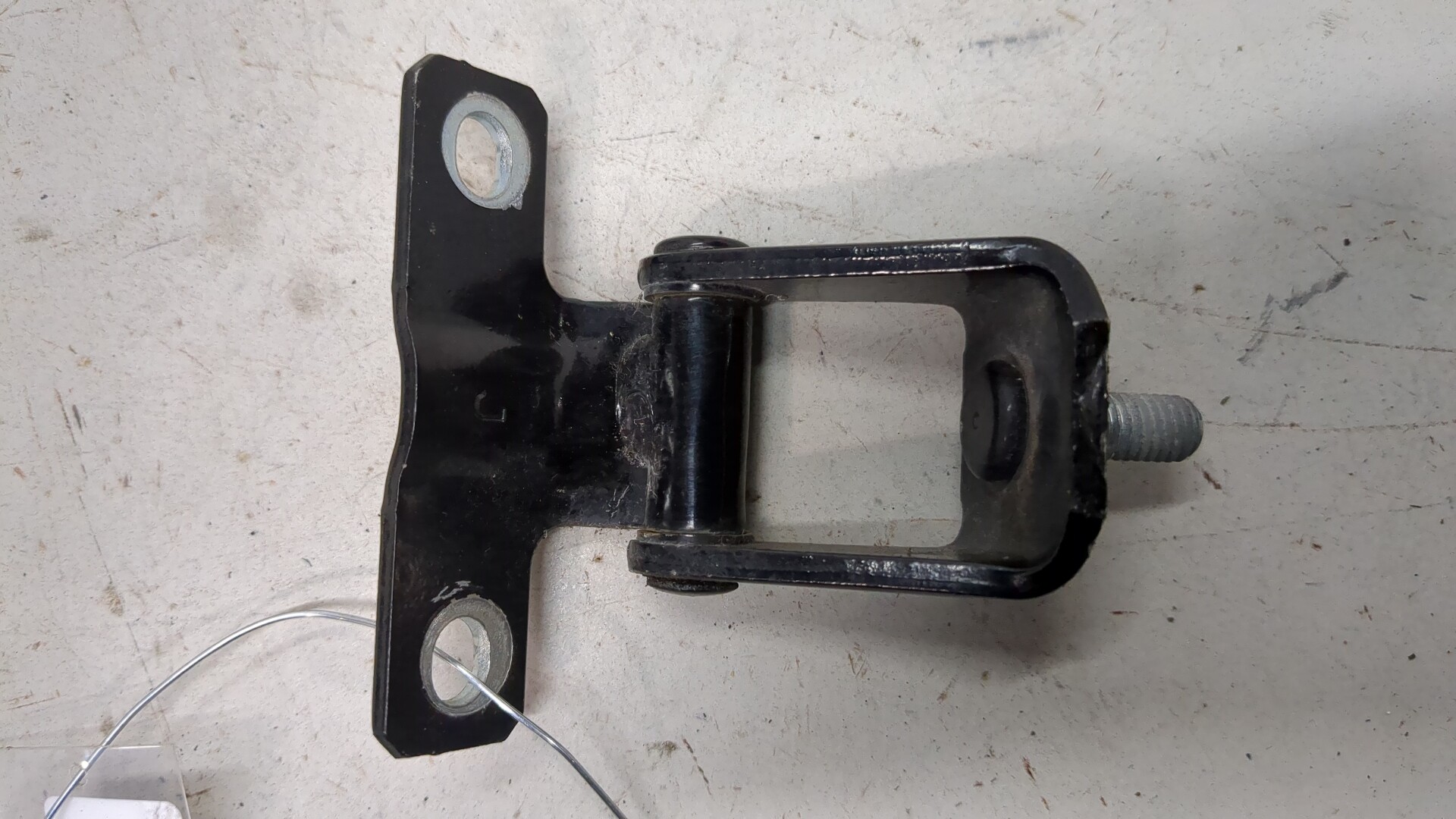 Петля крышки багажника