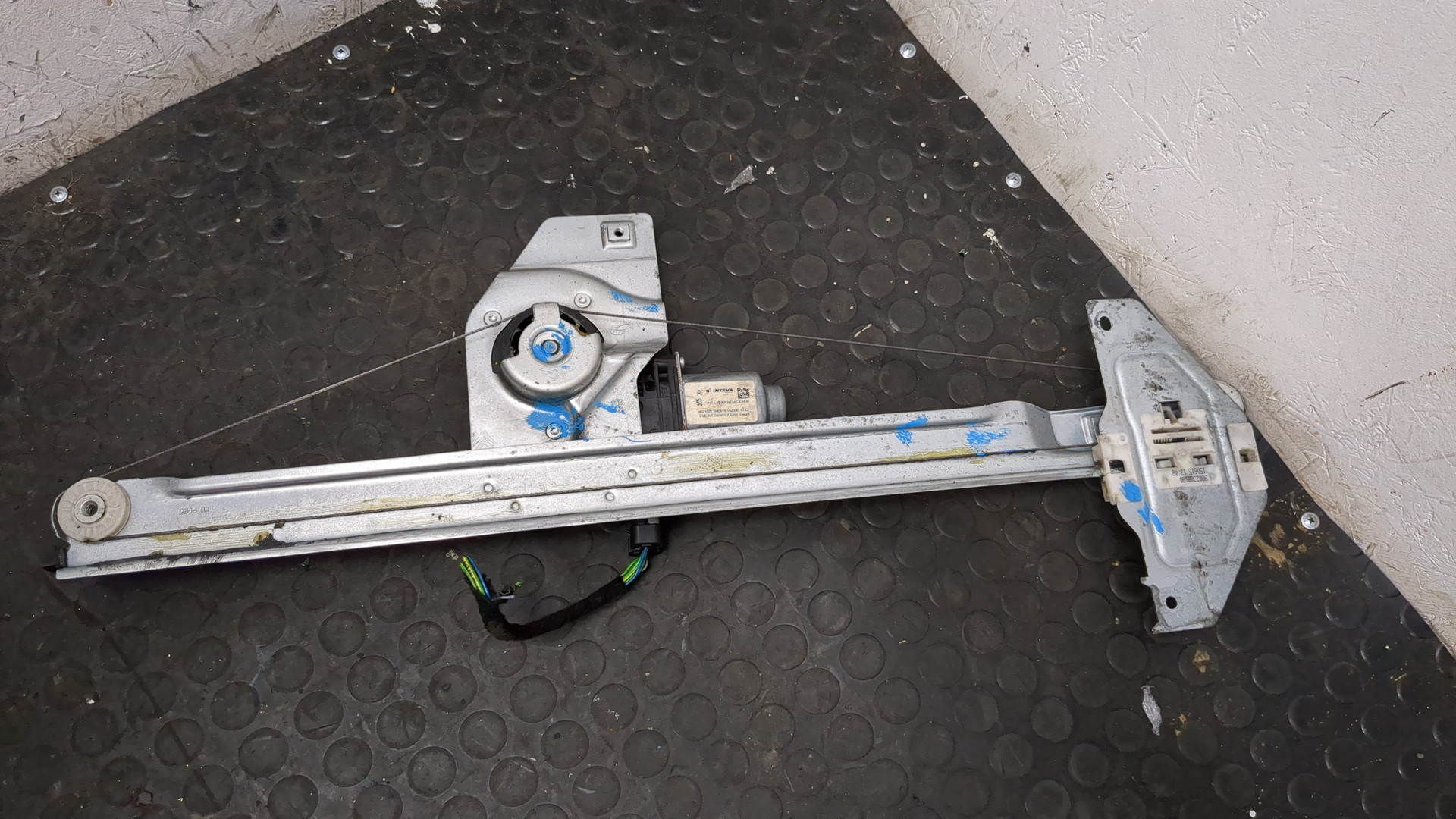 Стеклоподъемник электр. передний правый