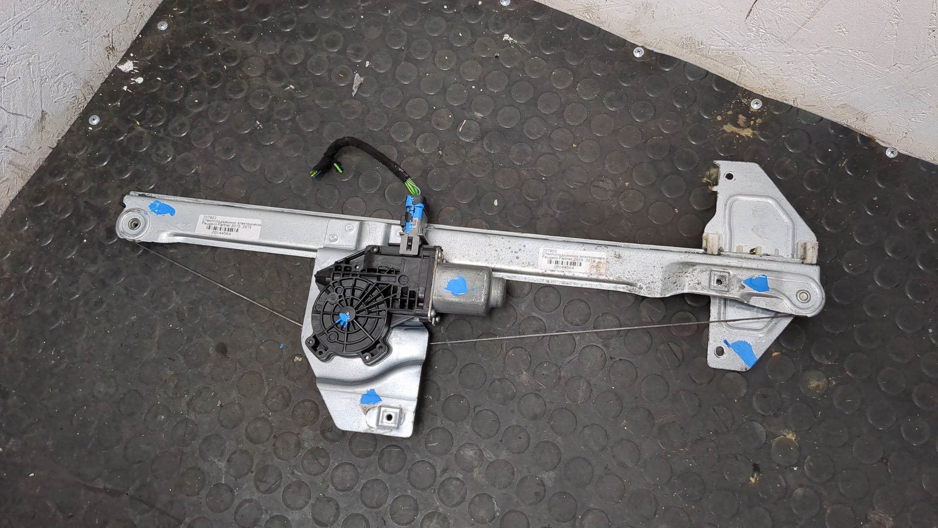 Стеклоподъемник электр. передний правый