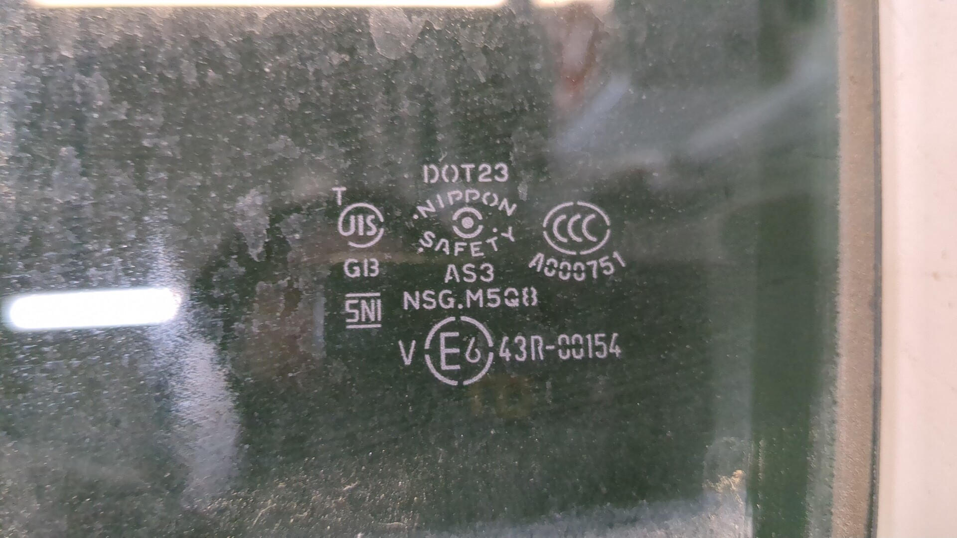 Стекло двери задней левой