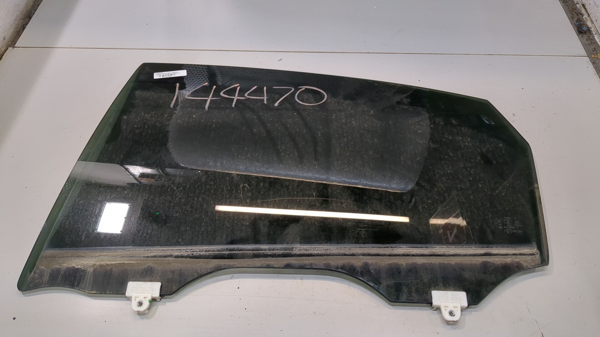 Стекло двери задней левой