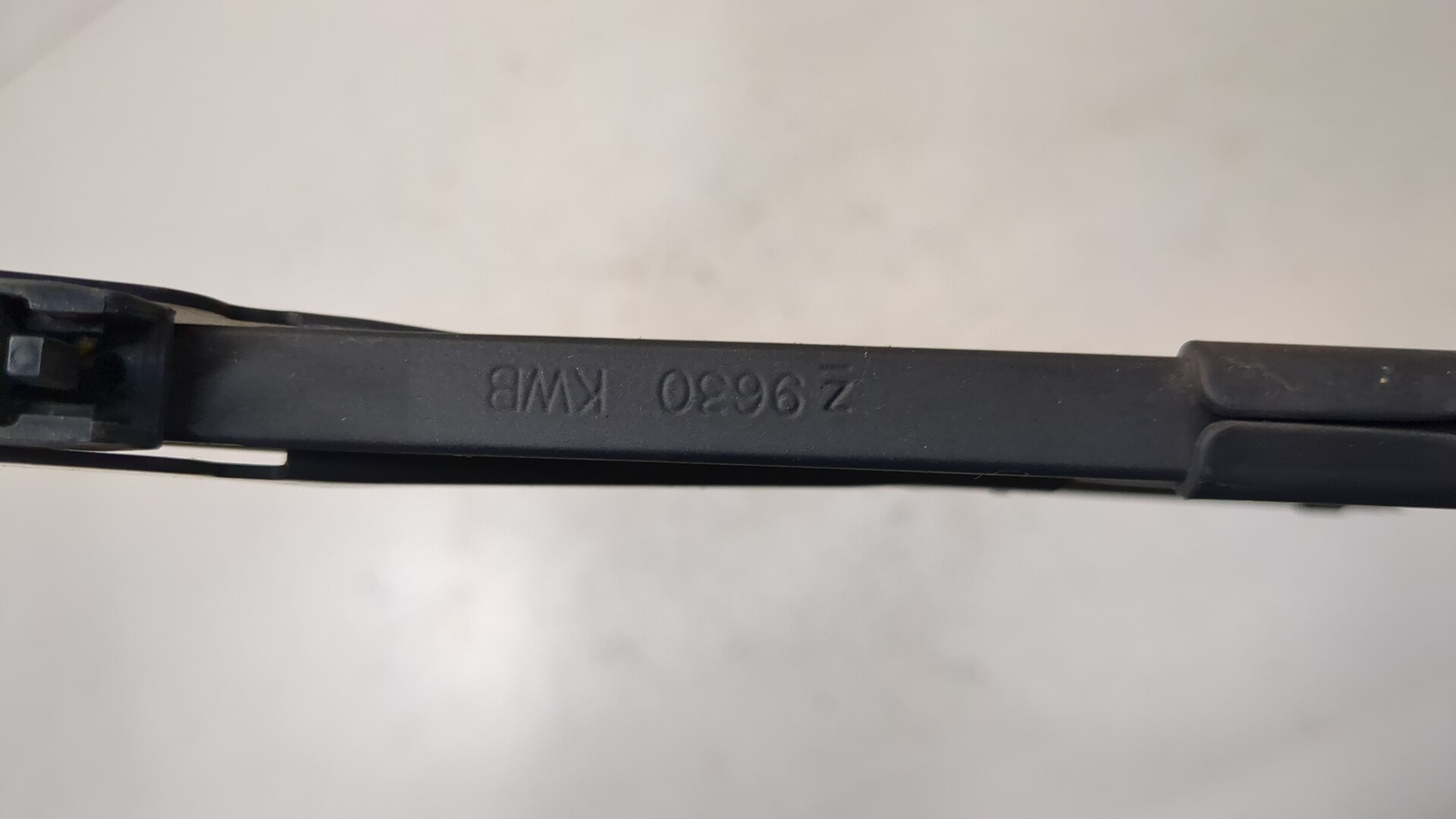 Поводок стеклоочистителя заднего