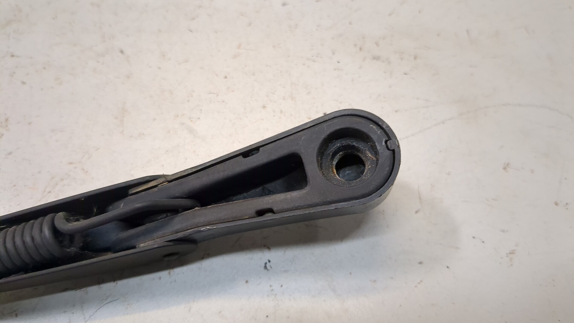 Поводок стеклоочистителя заднего