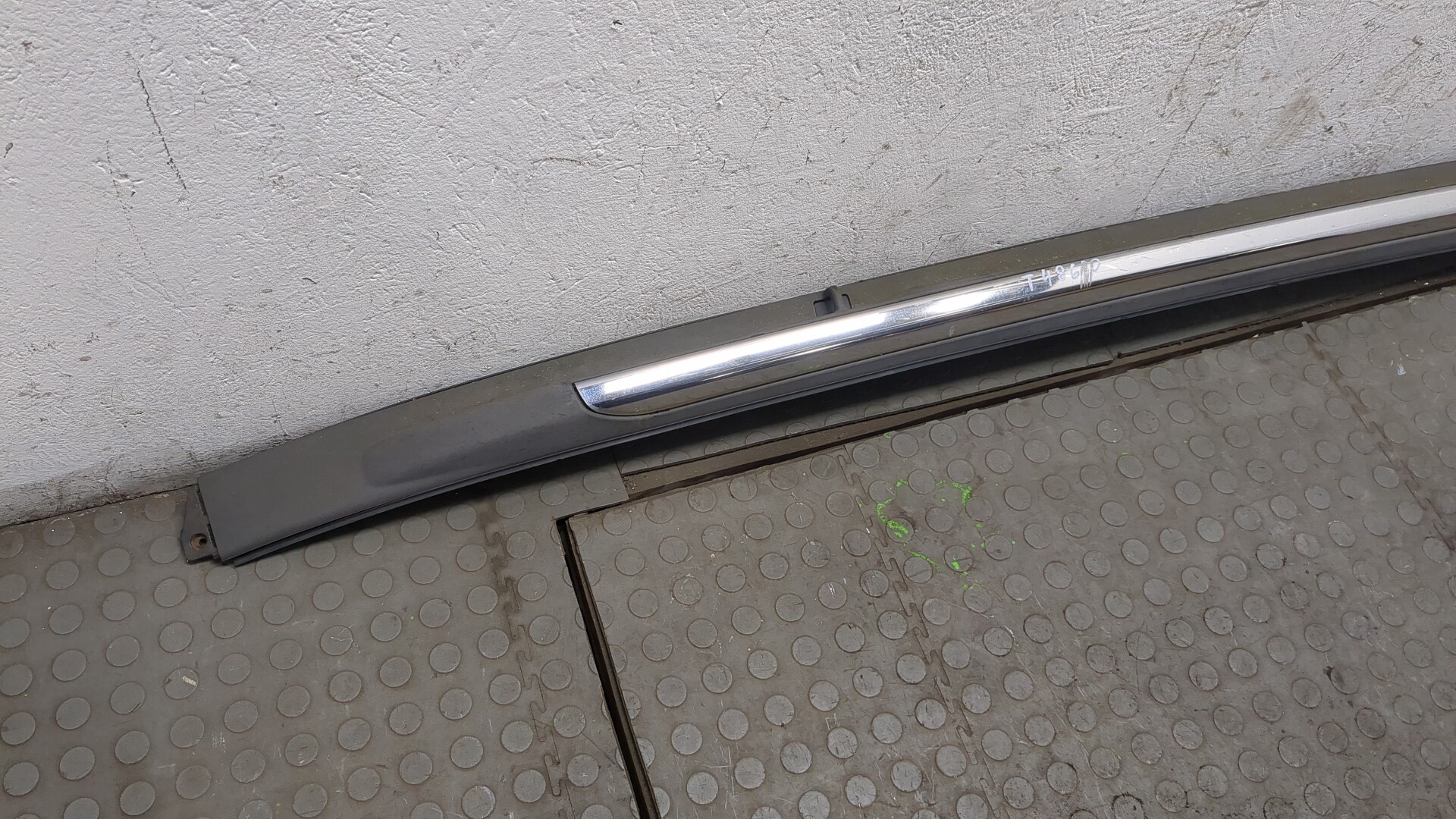 Рейлинг (релинг) левый (планка на крышу)