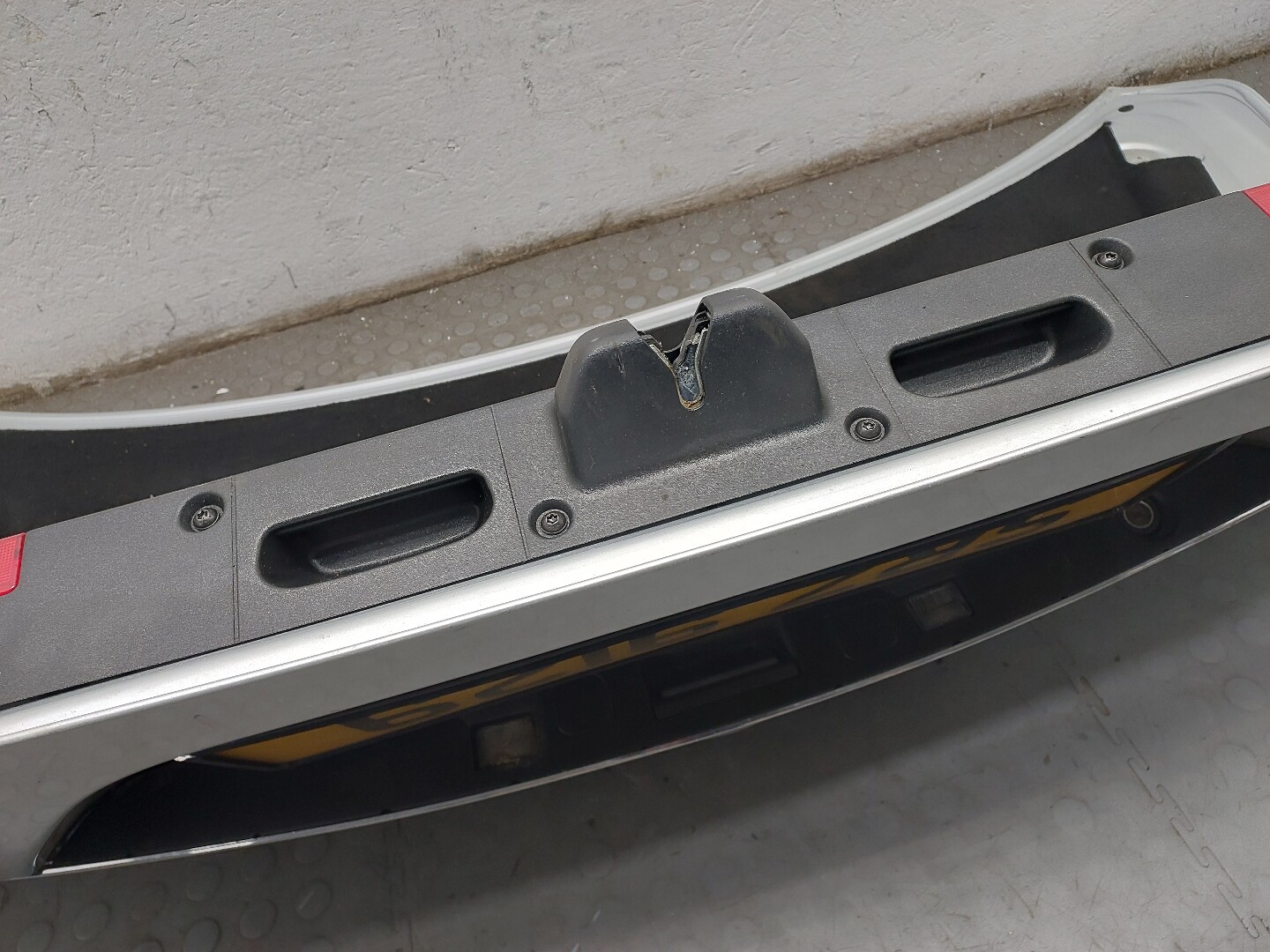 Дверь багажника