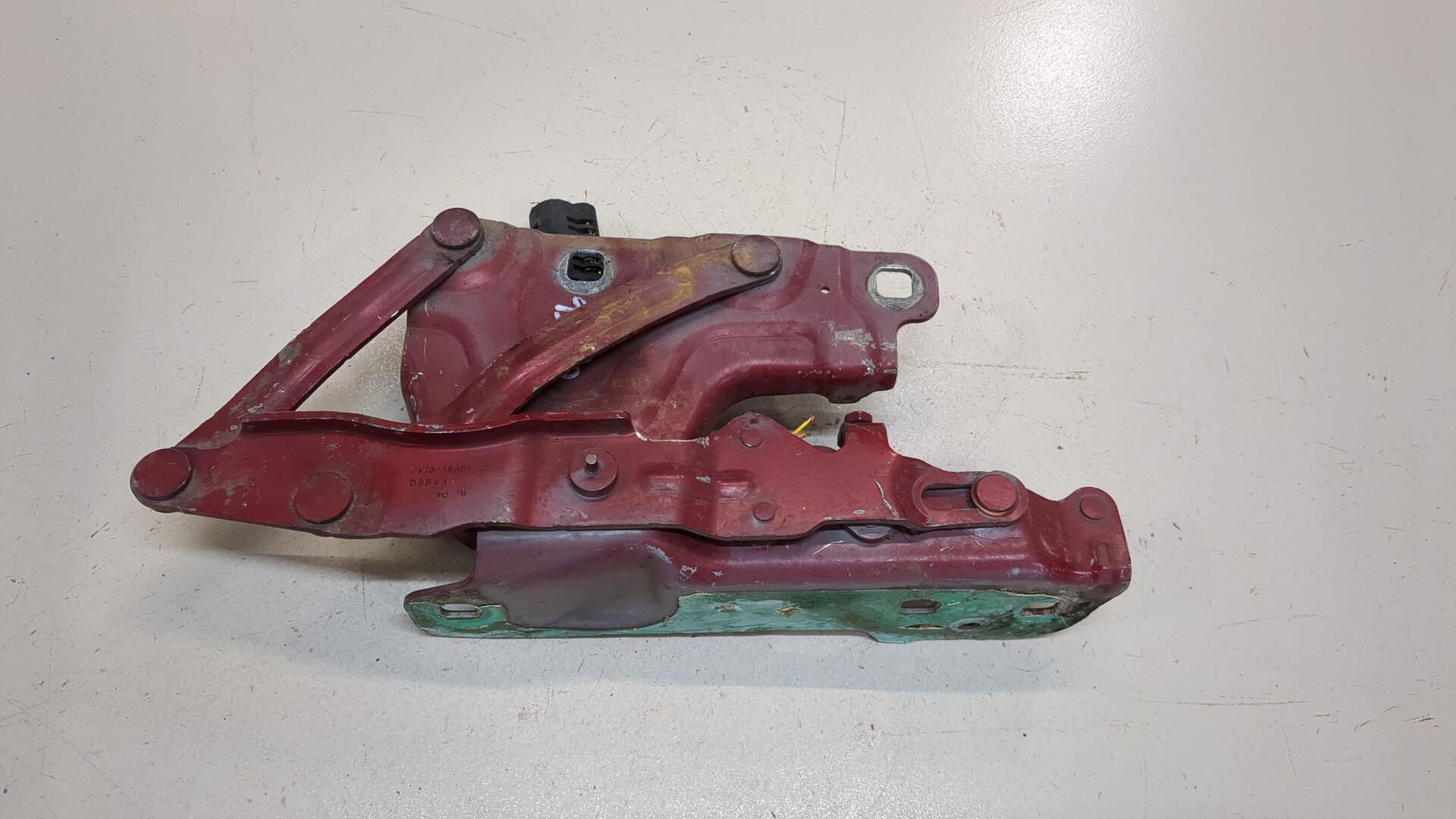 Петля капота левая