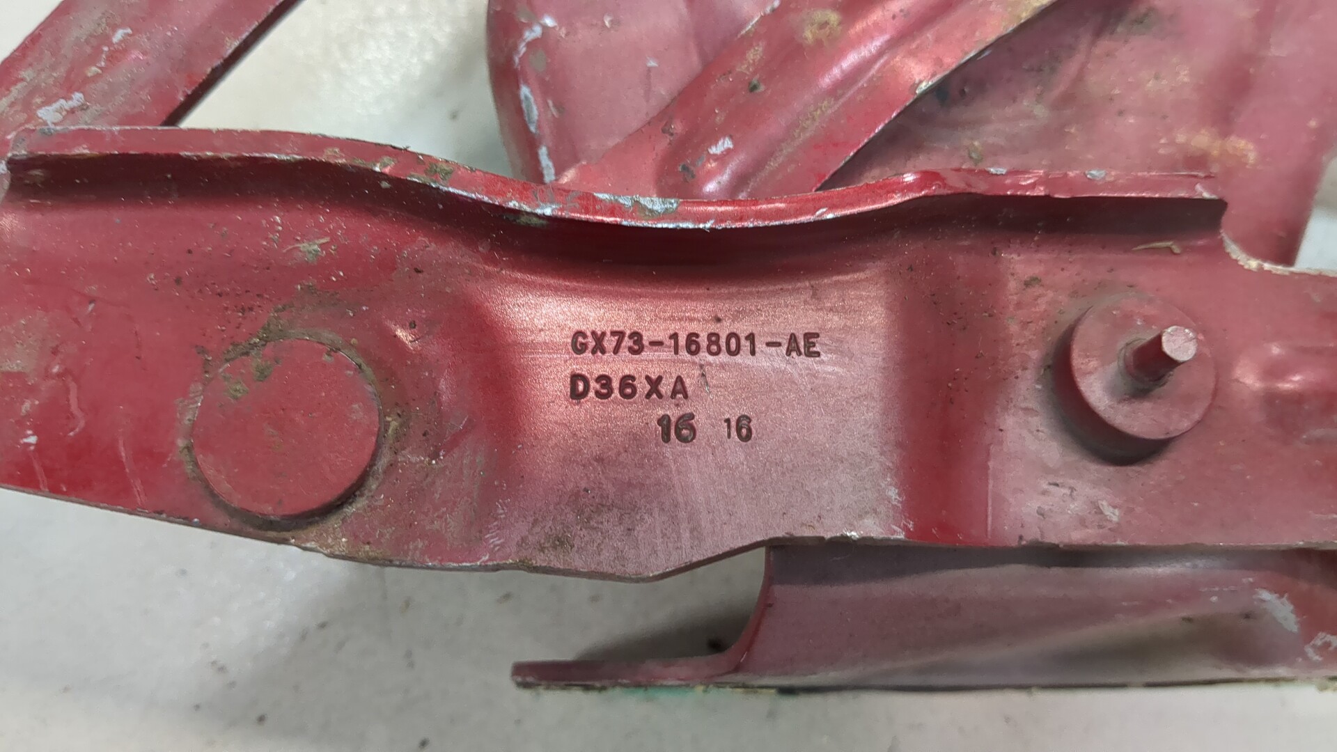 Петля капота левая