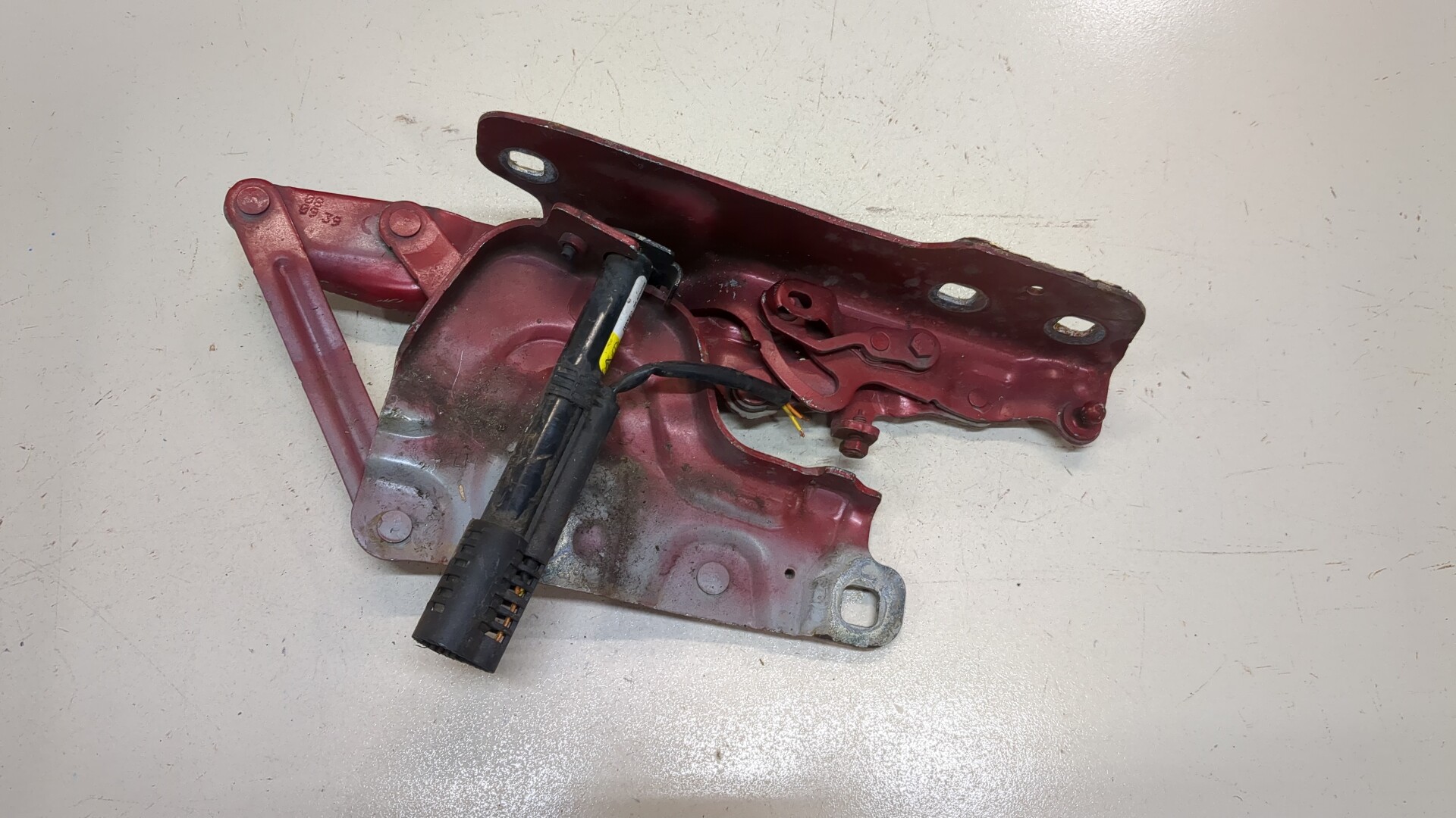 Петля капота левая