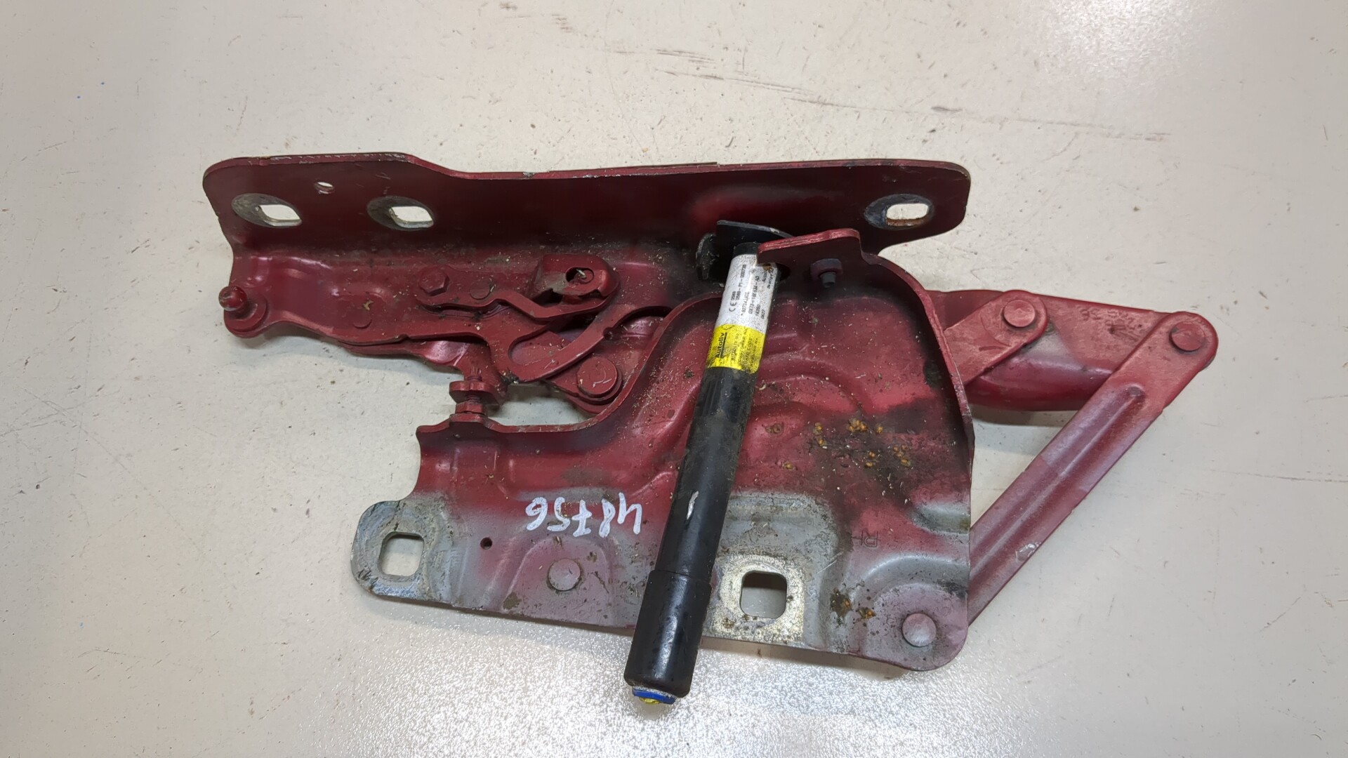 Петля капота правая