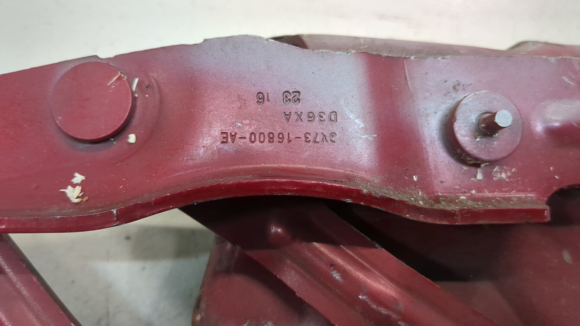 Петля капота правая