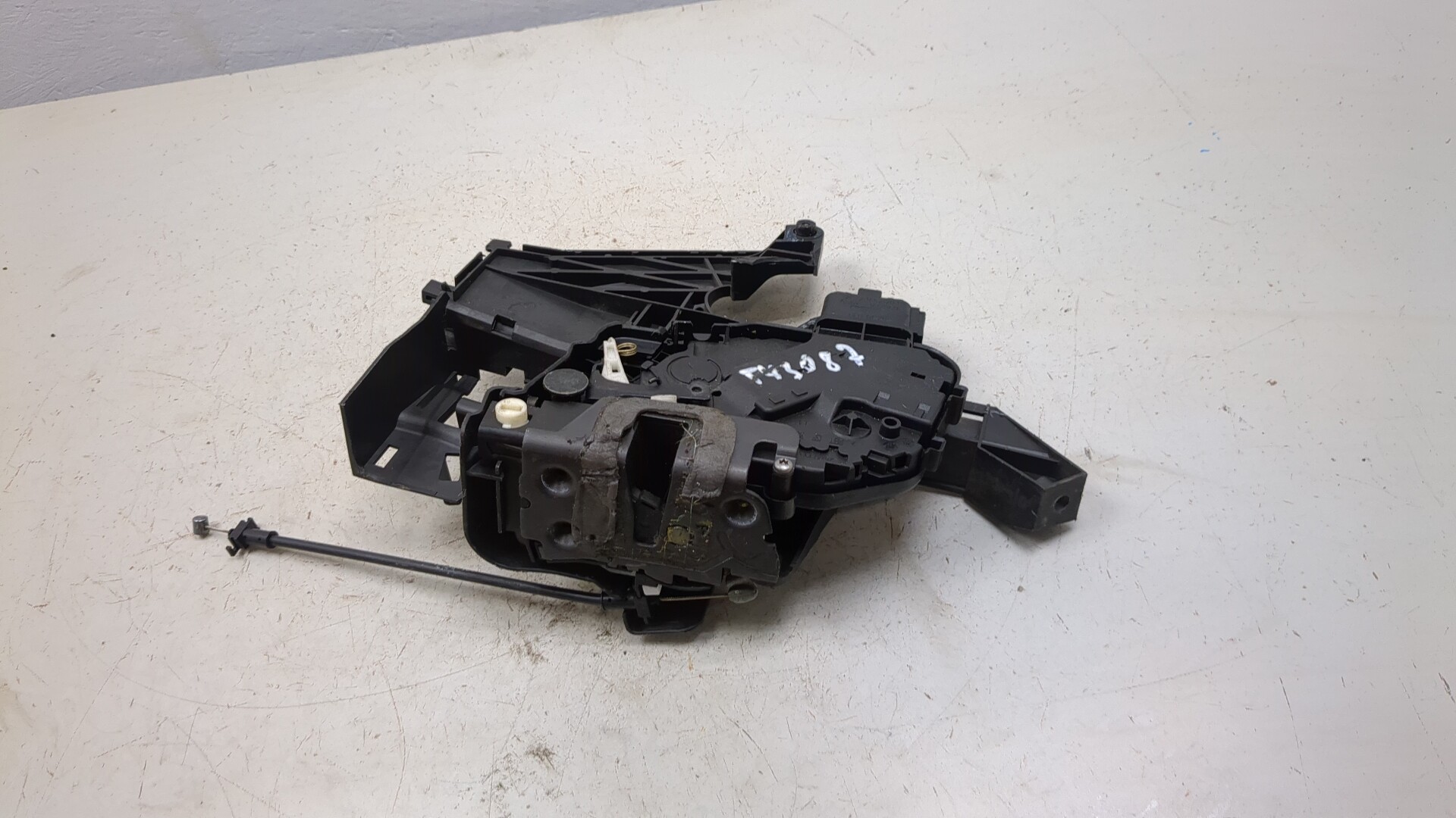 Замок двери задней левой